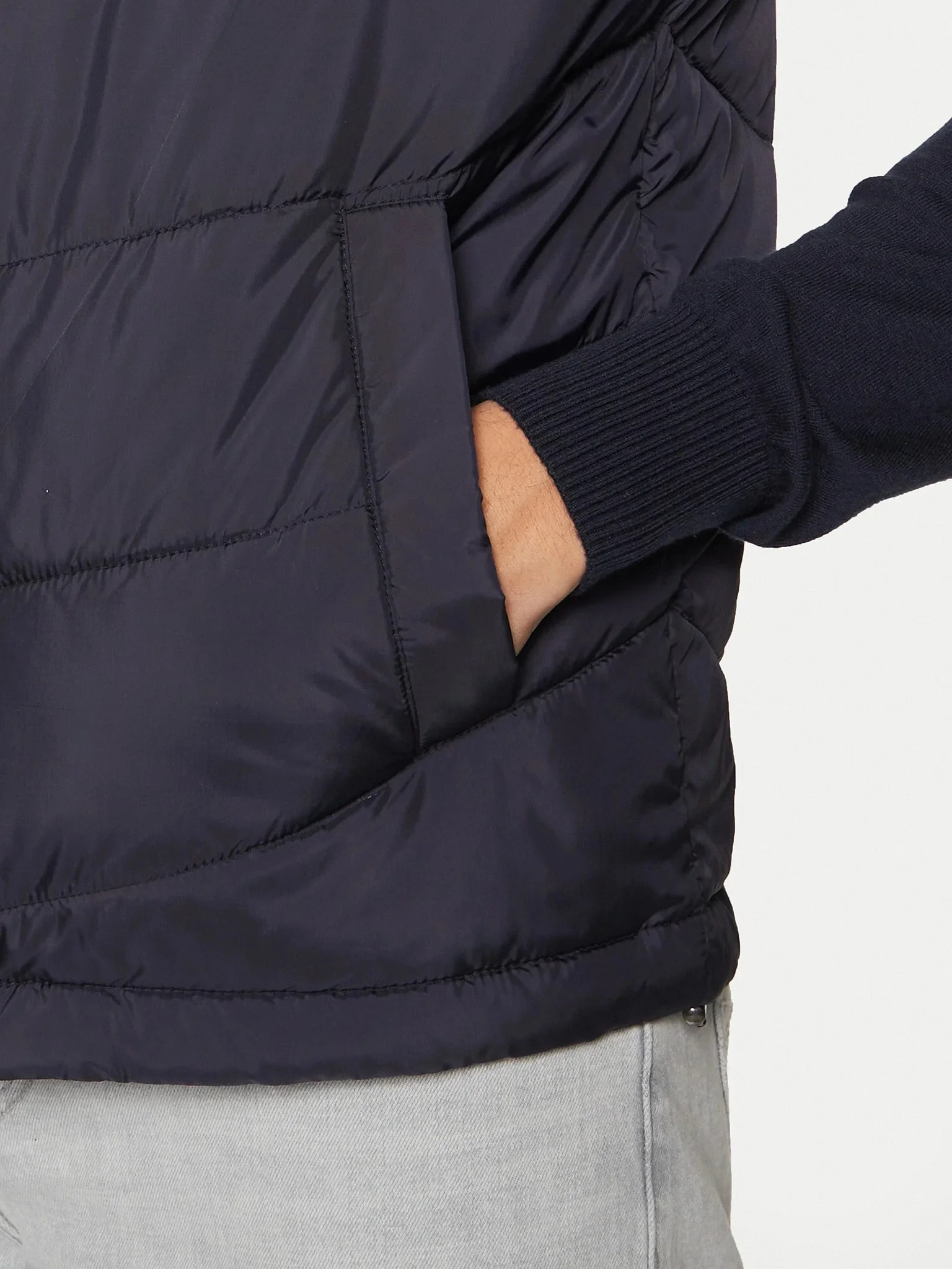 GUESS - LIGHT PUFFA VEST GUESS - LIGHT PUFFA VEST