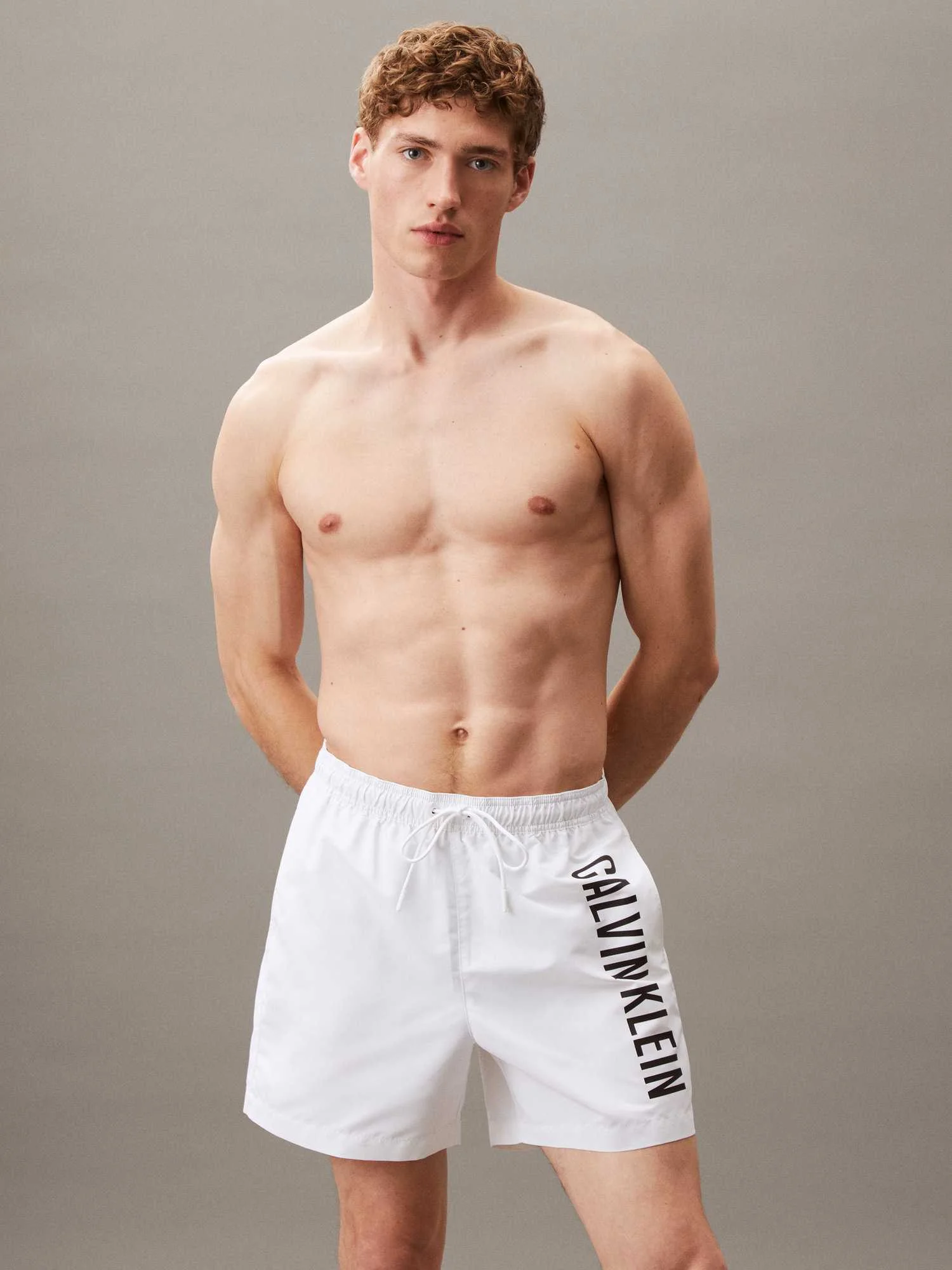 CALVIN KLEIN - MEDIUM... 2