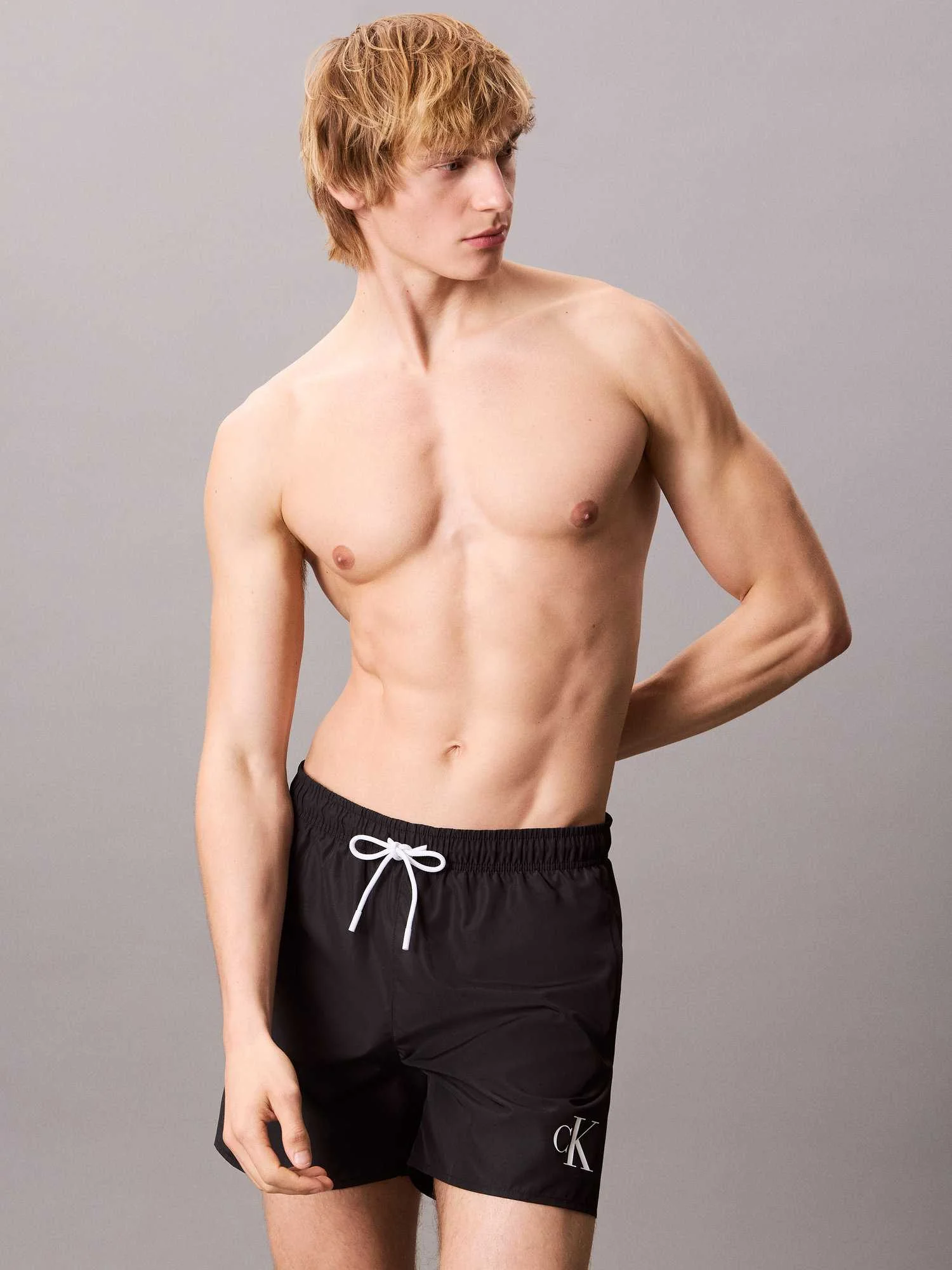 CALVIN KLEIN - MEDIUM... 2