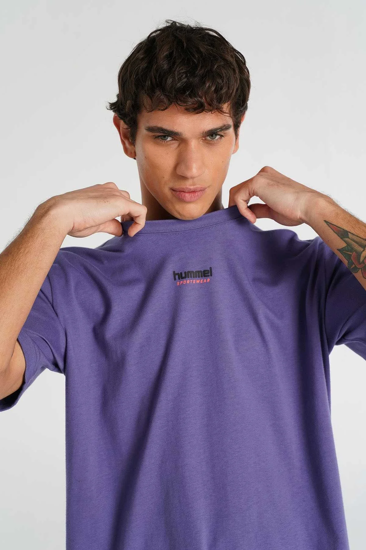 HUMMEL - TEF OVERSIZE SHORT SLEEVE... HUMMEL - TEF OVERSIZE SHORT SLEEVE...