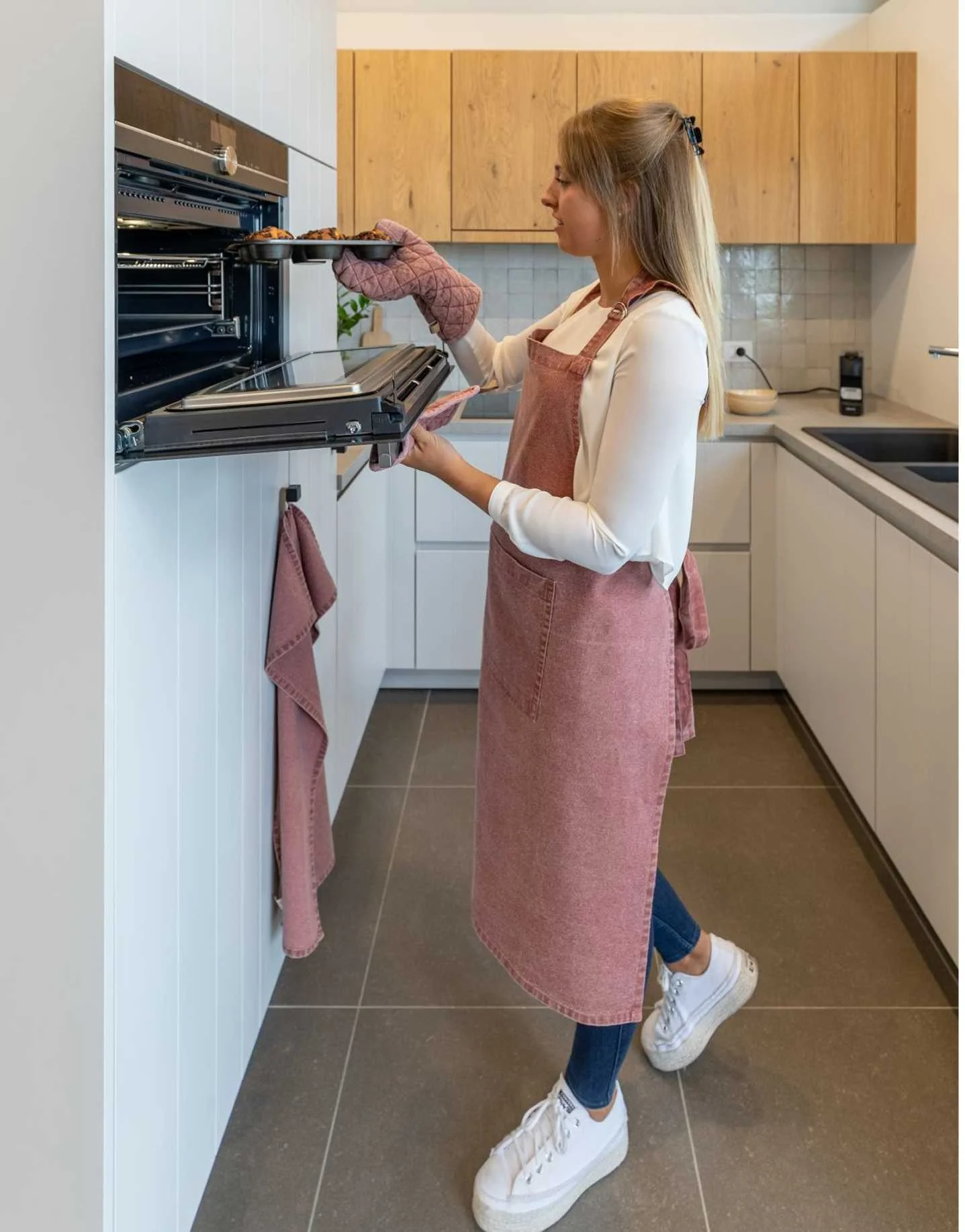 Tiseco - ნარინჯისფერი წინსაფარი,... Tiseco - ნარინჯისფერი წინსაფარი,...