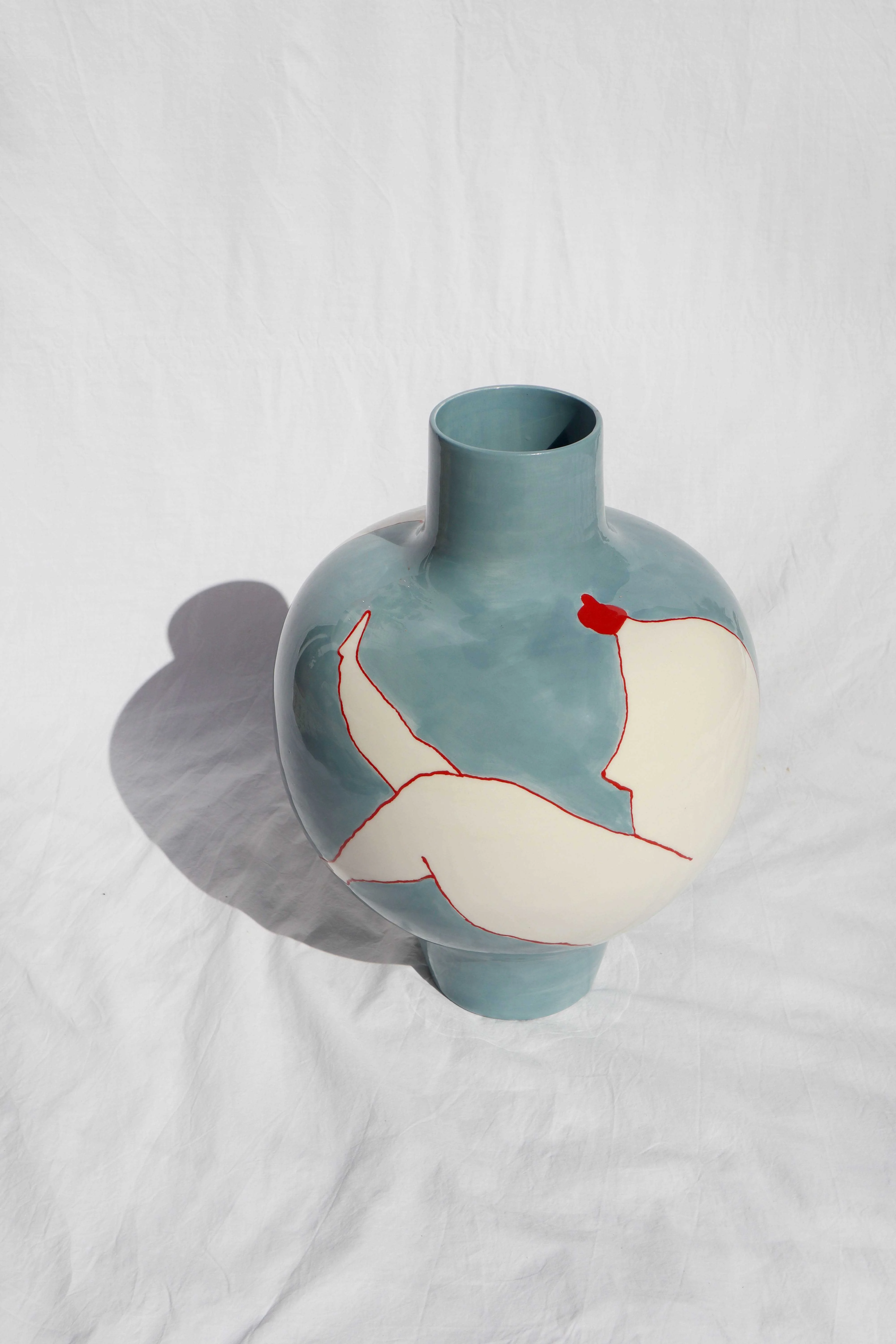 LAETITIA ROUGET - Blue Vase, Queen,... LAETITIA ROUGET - Blue Vase, Queen,...