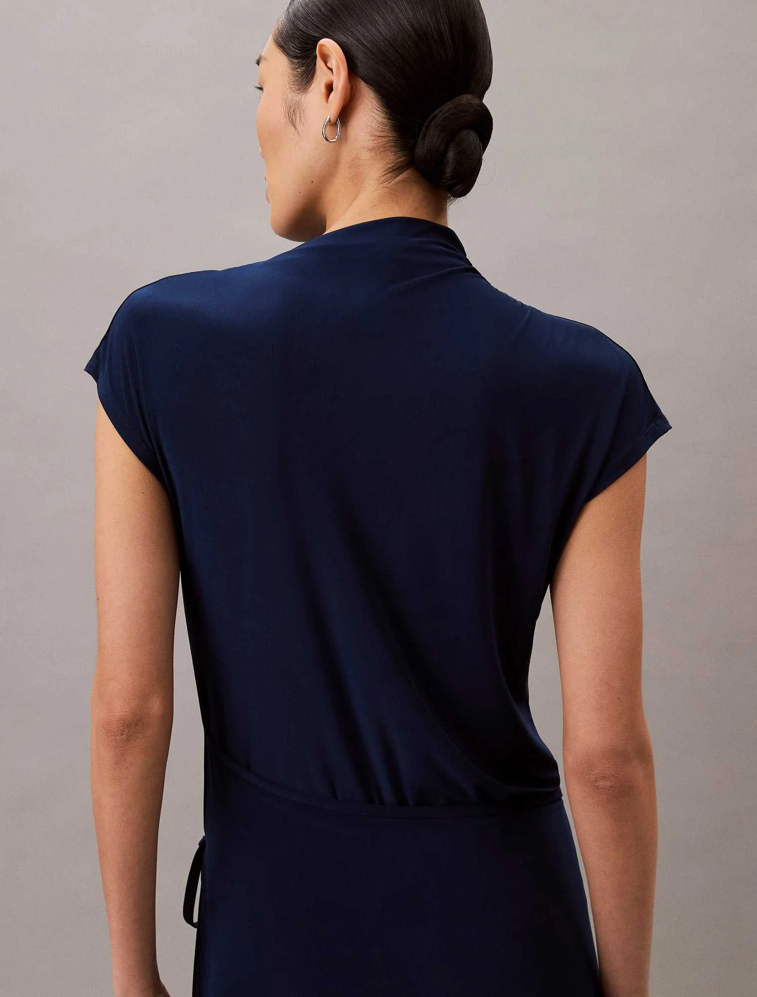 CALVIN KLEIN - SS CLOSE TO BODY WRAP... CALVIN KLEIN - SS CLOSE TO BODY WRAP...