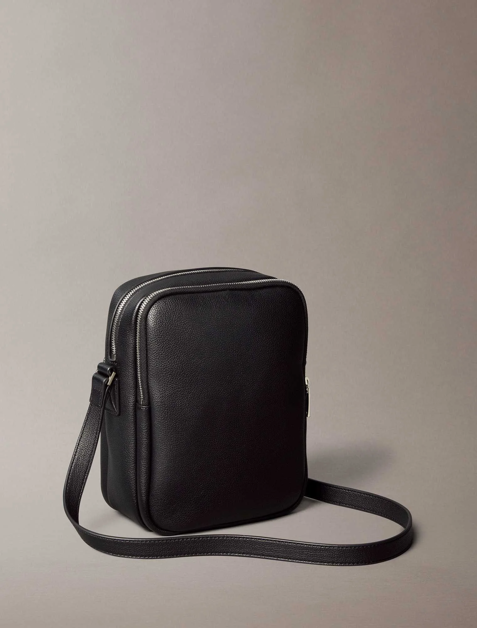 CALVIN KLEIN - MICRO PEBBLE CROSSBODY S CALVIN KLEIN - MICRO PEBBLE CROSSBODY S
