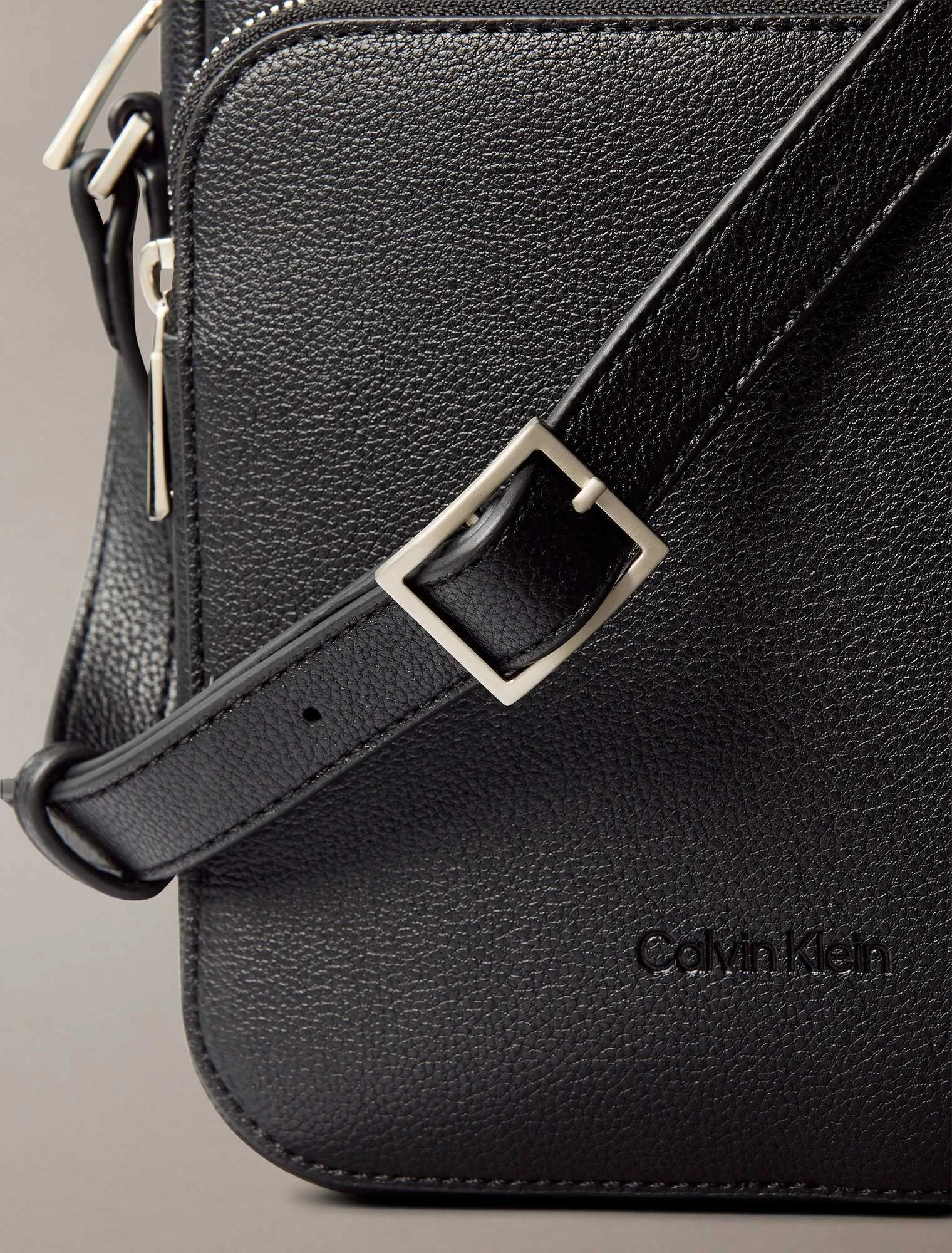 CALVIN KLEIN - MICRO PEBBLE CROSSBODY S CALVIN KLEIN - MICRO PEBBLE CROSSBODY S