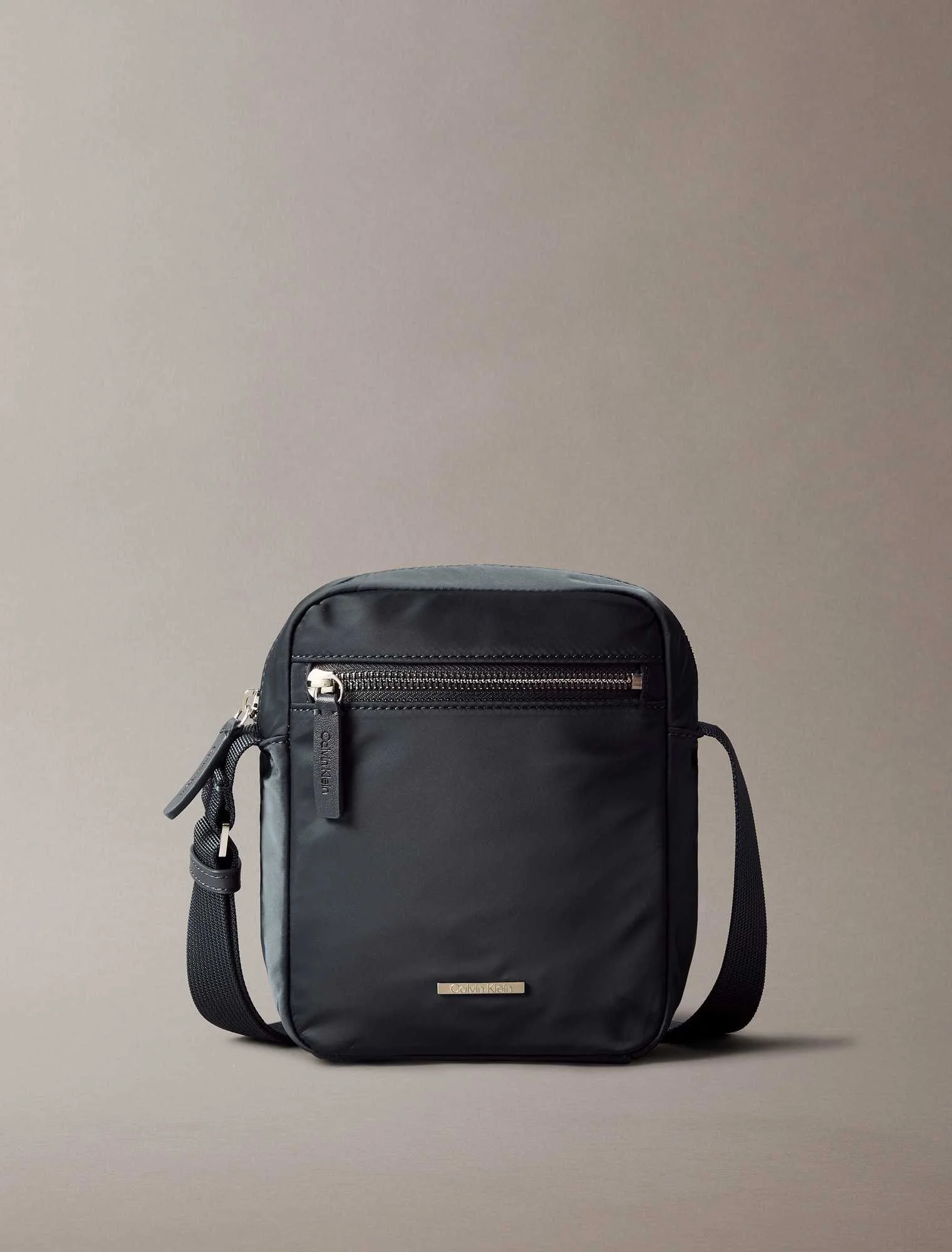 CALVIN KLEIN - SLEEK NYLON REPORTER CALVIN KLEIN - SLEEK NYLON REPORTER