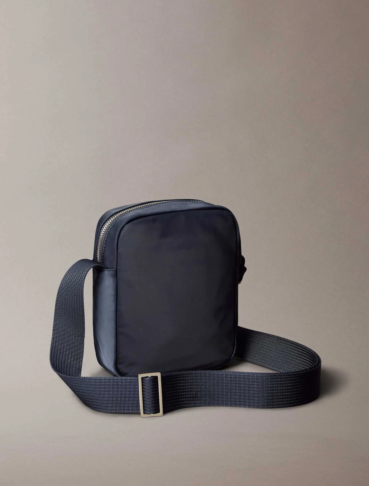 CALVIN KLEIN - SLEEK NYLON REPORTER CALVIN KLEIN - SLEEK NYLON REPORTER