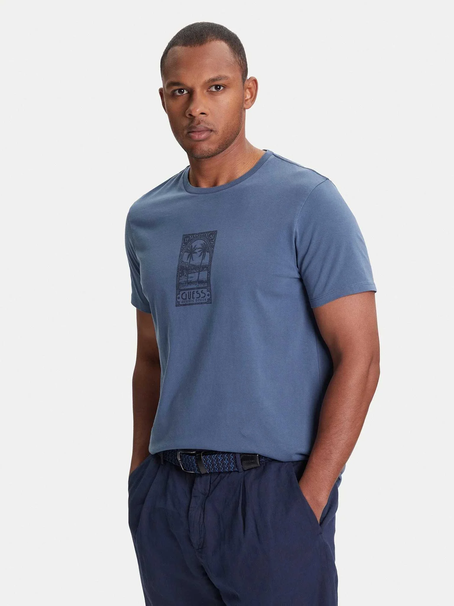 GUESS - SS BSC PARADISE POSTAGE TEE GUESS - SS BSC PARADISE POSTAGE TEE