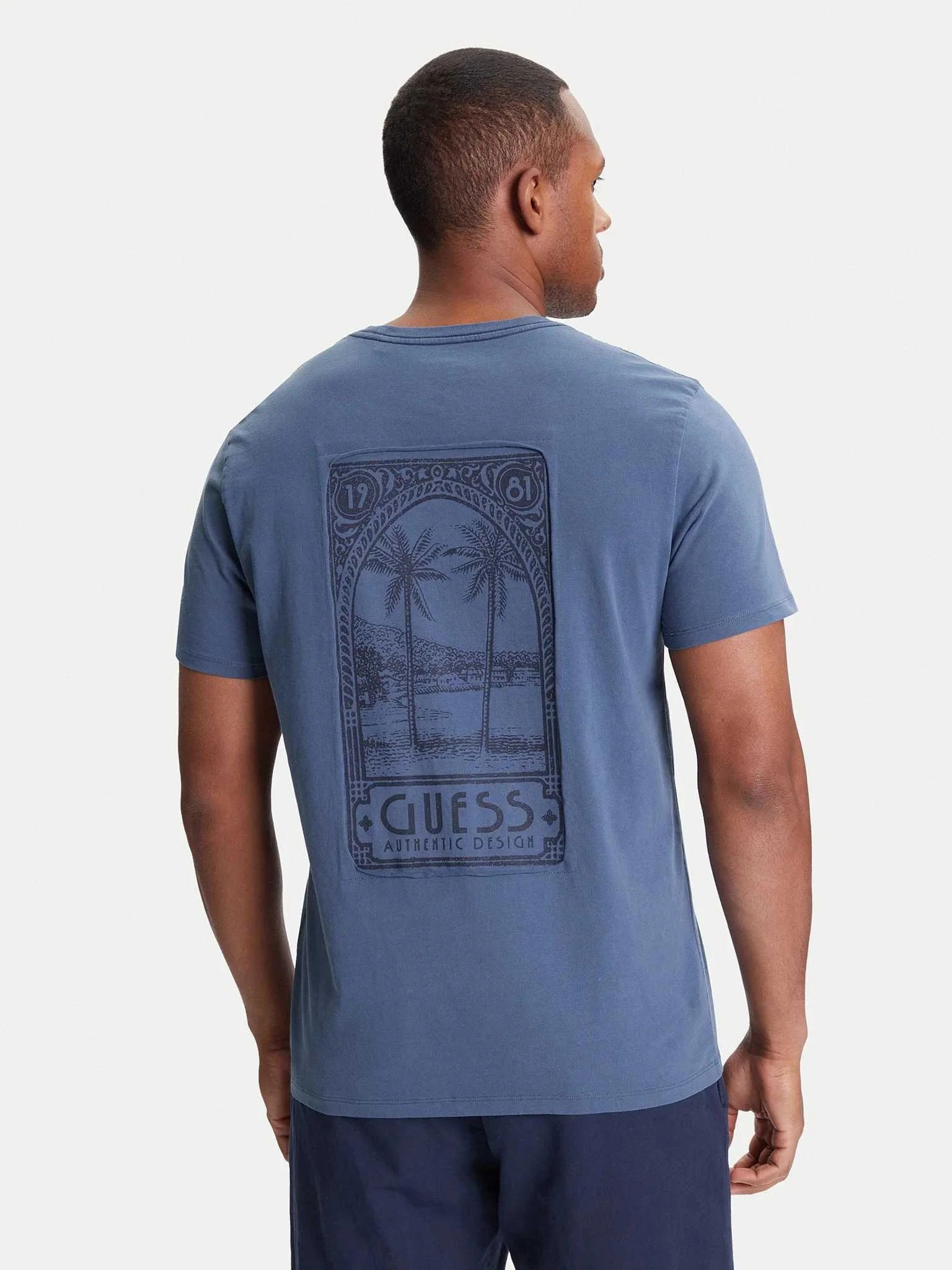 GUESS - SS BSC PARADISE POSTAGE TEE GUESS - SS BSC PARADISE POSTAGE TEE