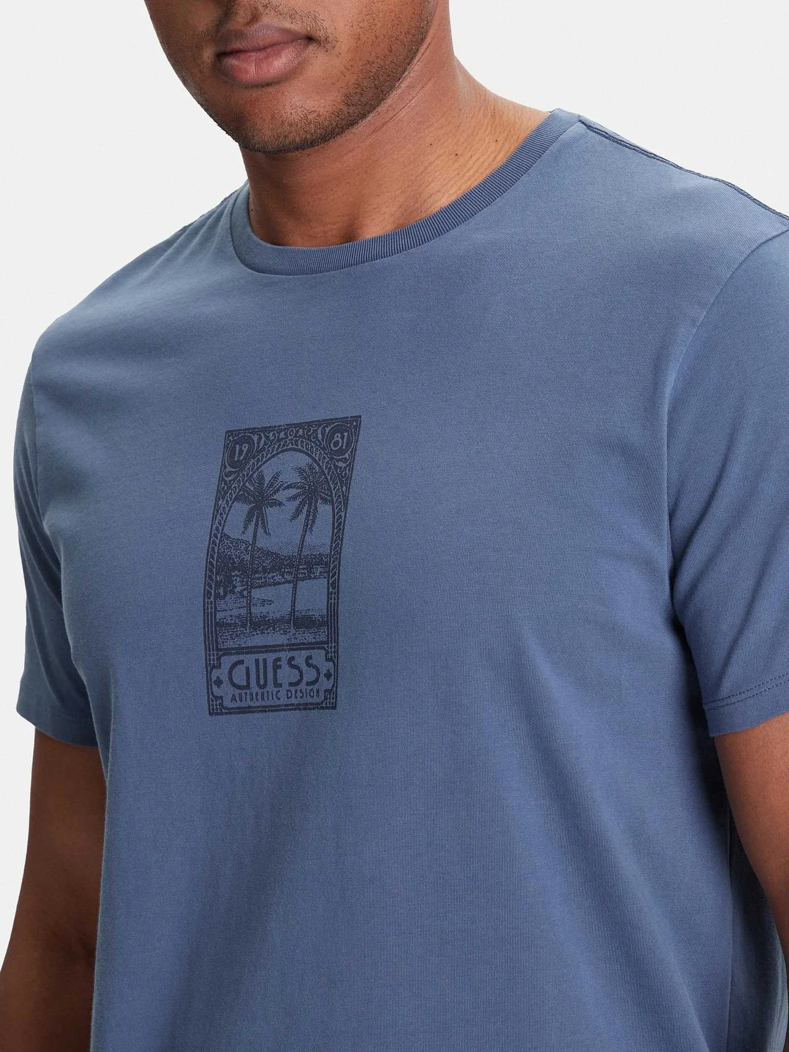 GUESS - SS BSC PARADISE POSTAGE TEE GUESS - SS BSC PARADISE POSTAGE TEE