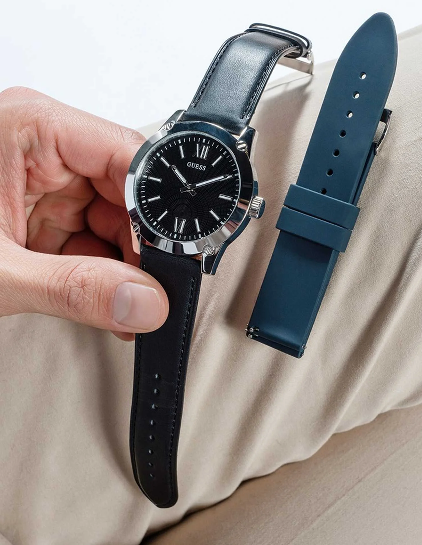 GUESS - CRESCENT GUESS - CRESCENT