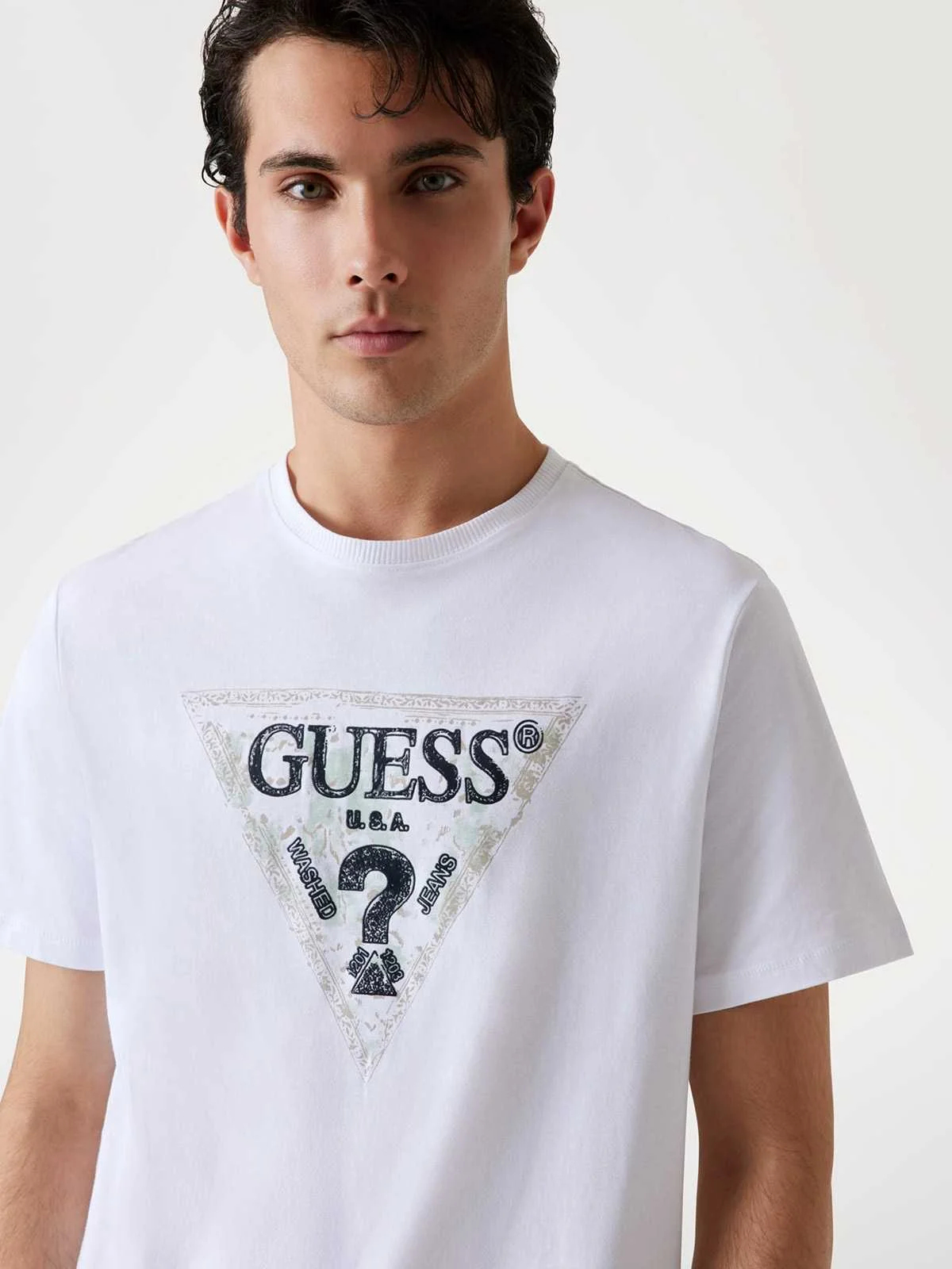 GUESS - SS CN GUESS TRIANGLE TEE GUESS - SS CN GUESS TRIANGLE TEE