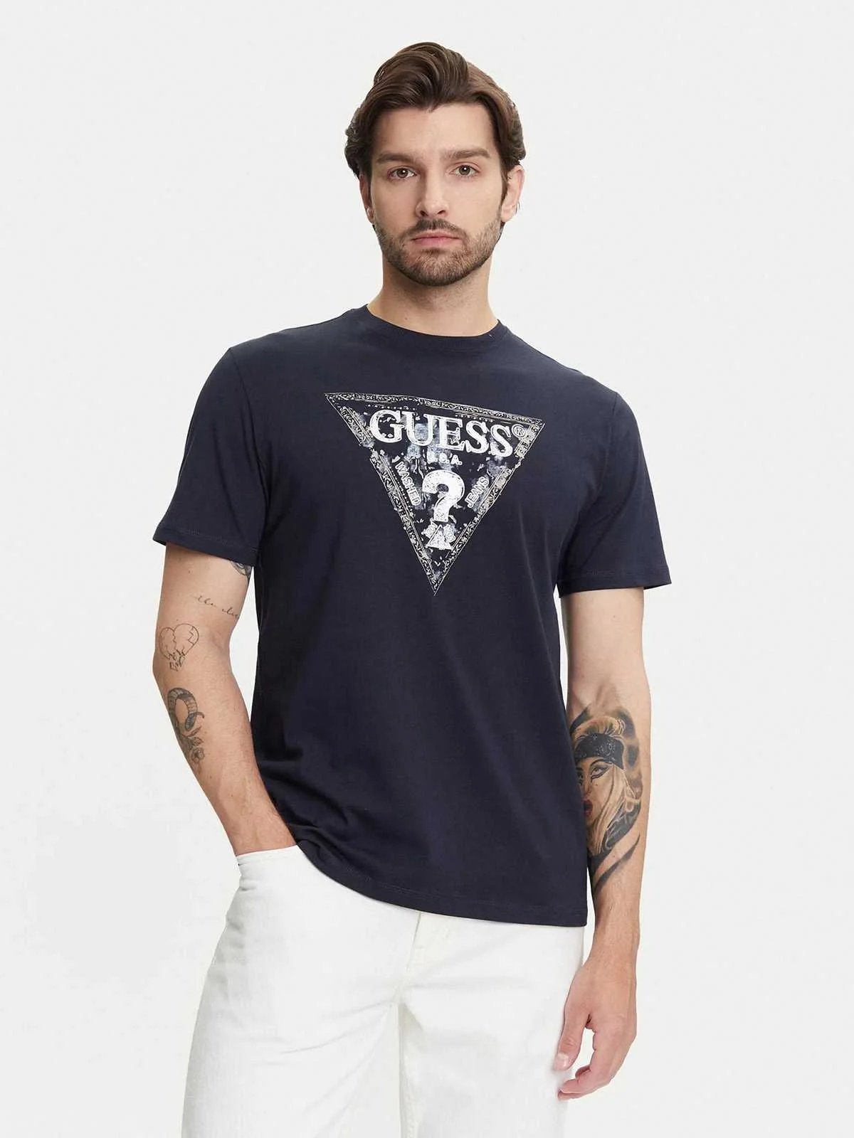 GUESS - SS CN GUESS TRIANGLE TEE GUESS - SS CN GUESS TRIANGLE TEE