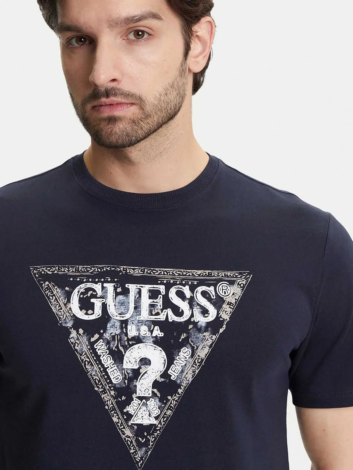 GUESS - SS CN GUESS TRIANGLE TEE GUESS - SS CN GUESS TRIANGLE TEE