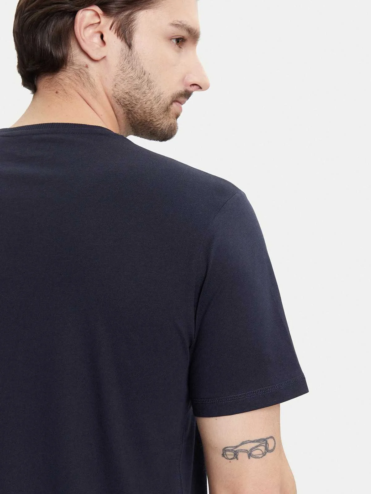 GUESS - SS CN GUESS TRIANGLE TEE GUESS - SS CN GUESS TRIANGLE TEE