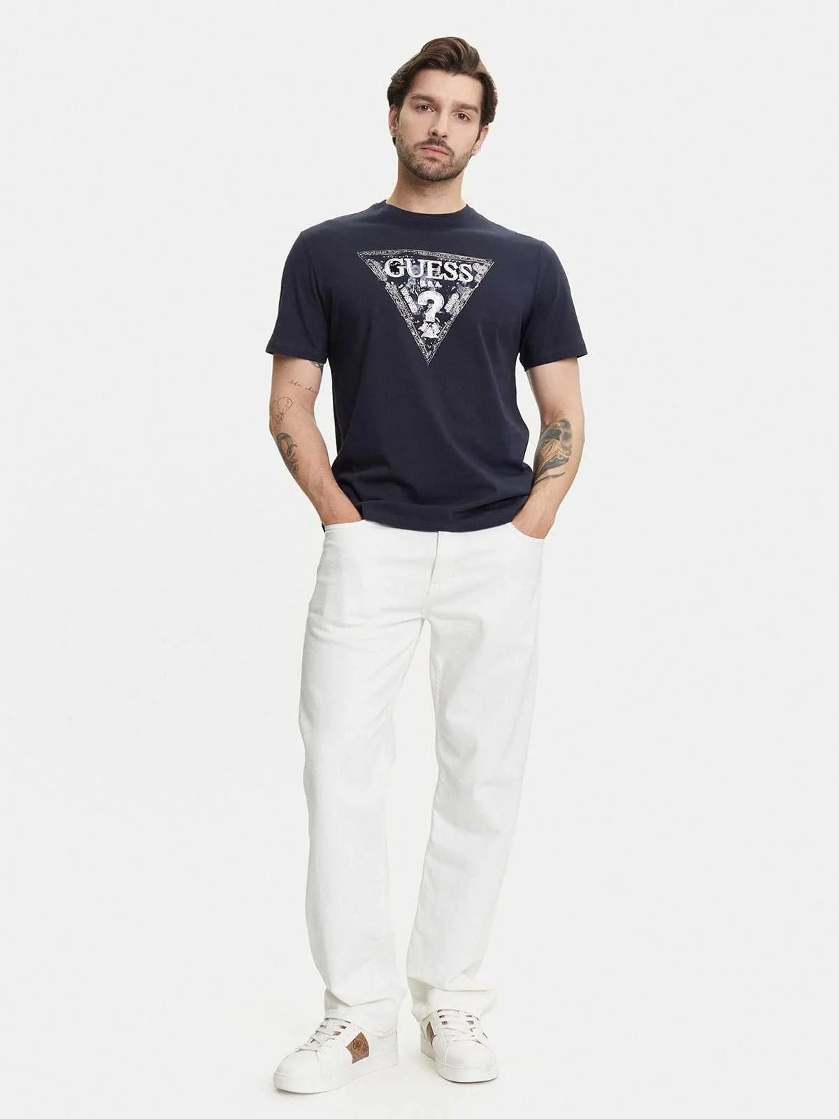 GUESS - SS CN GUESS TRIANGLE TEE GUESS - SS CN GUESS TRIANGLE TEE