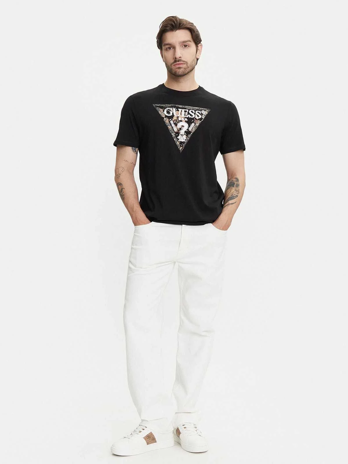GUESS - SS CN GUESS TRIANGLE TEE GUESS - SS CN GUESS TRIANGLE TEE