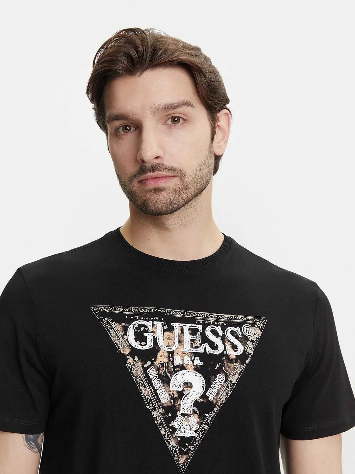 GUESS - SS CN GUESS TRIANGLE TEE GUESS - SS CN GUESS TRIANGLE TEE