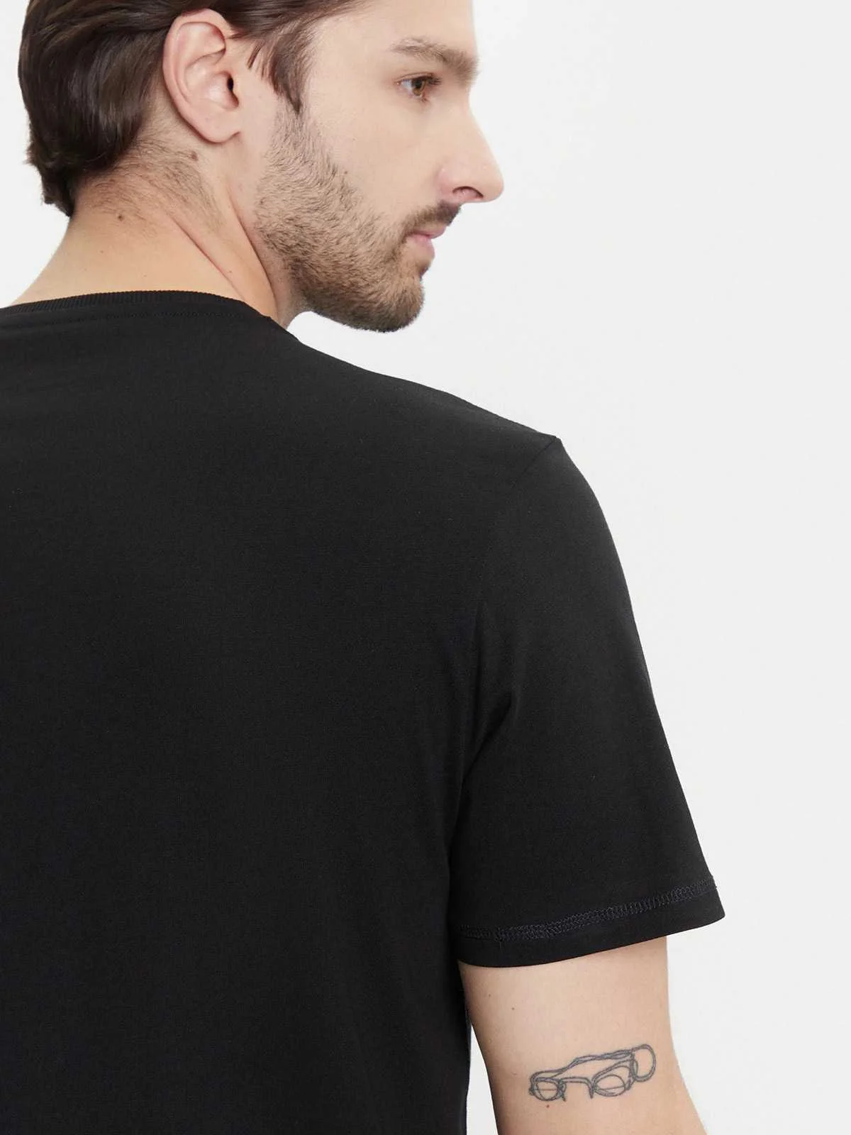 GUESS - SS CN GUESS TRIANGLE TEE GUESS - SS CN GUESS TRIANGLE TEE