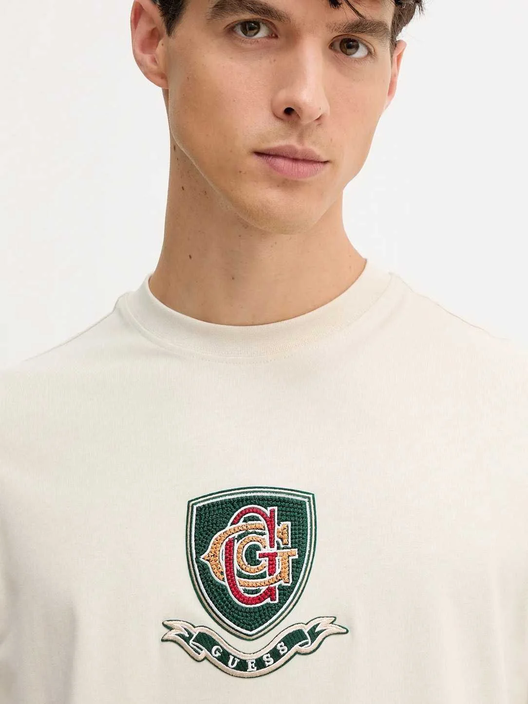 GUESS - SS CN COLOR BLOCK EMBLEM TEE GUESS - SS CN COLOR BLOCK EMBLEM TEE