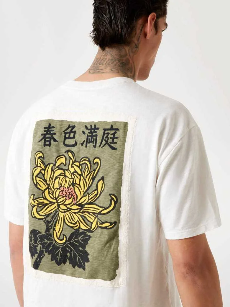 GUESS - SS DAVID FLORAL APPLQ CREW GUESS - SS DAVID FLORAL APPLQ CREW