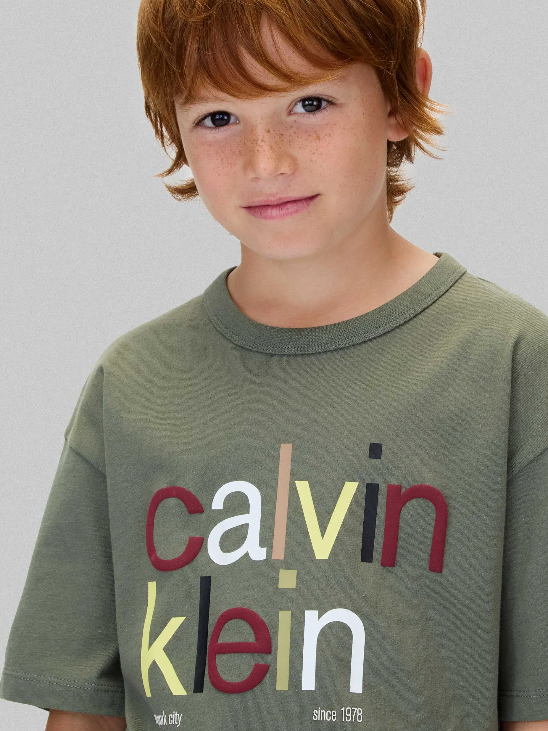 CALVIN KLEIN - COLOR LOGO GRAPHIC SS... CALVIN KLEIN - COLOR LOGO GRAPHIC SS...