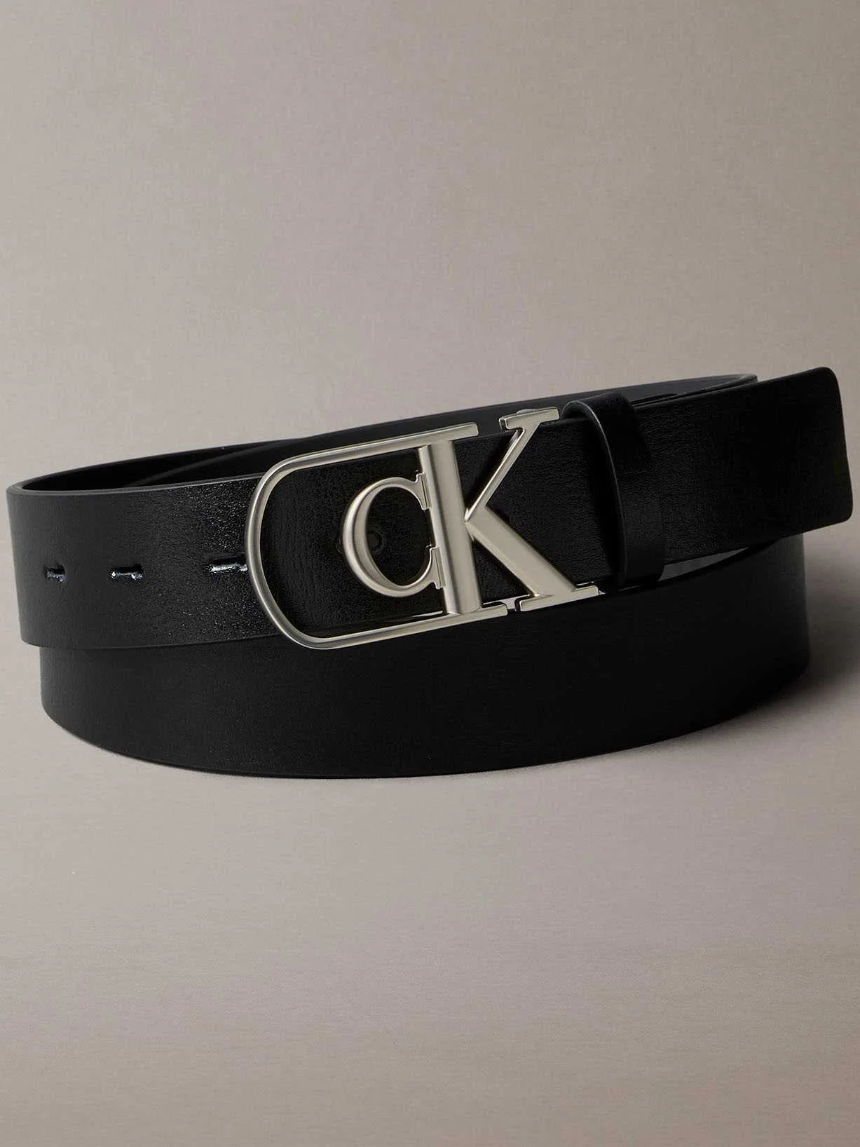 CALVIN KLEIN - CURVE MONOGRAM BUCKLE... CALVIN KLEIN - CURVE MONOGRAM BUCKLE...