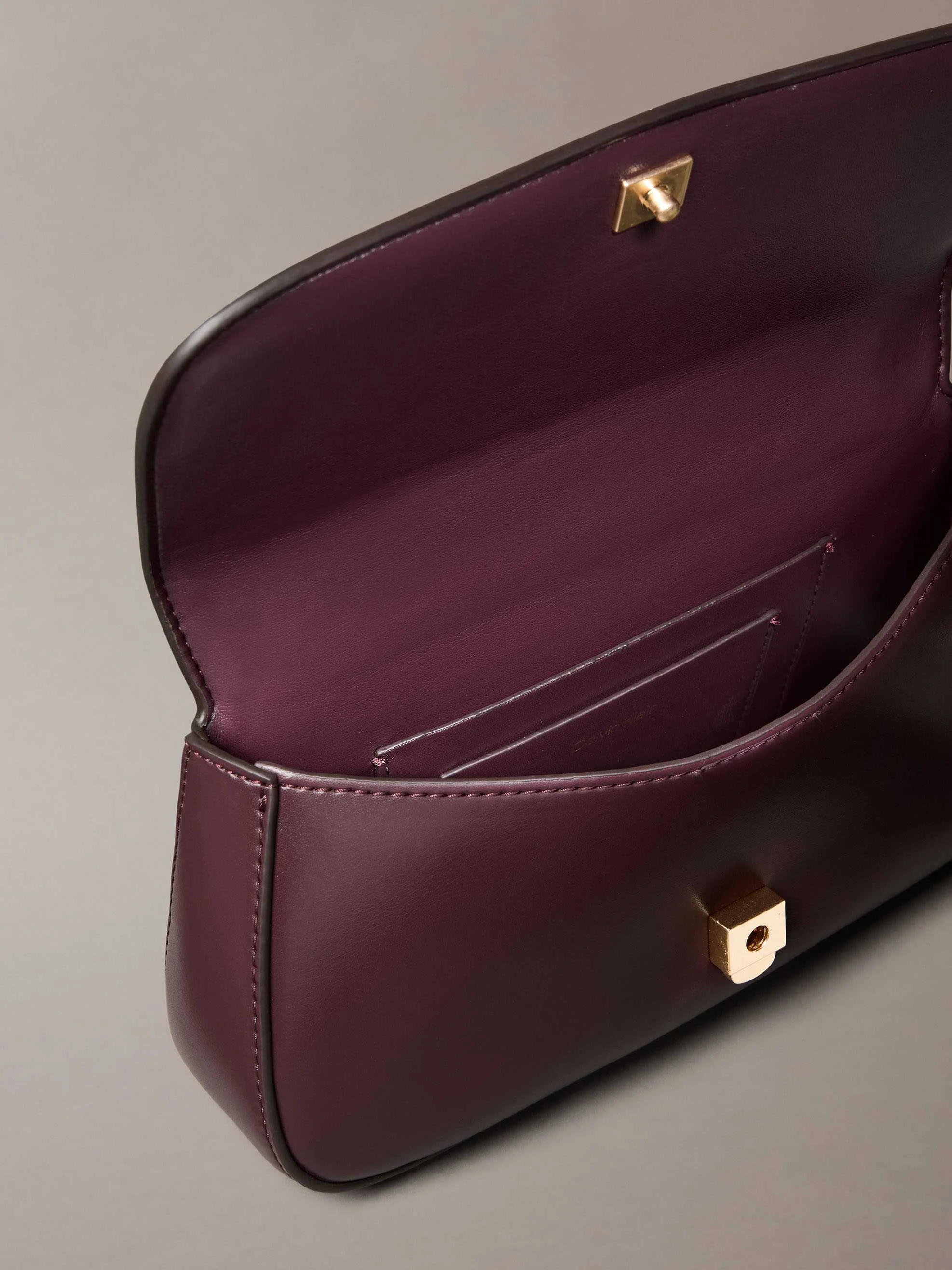 CALVIN KLEIN - CK CONVERTIBLE CHAIN... CALVIN KLEIN - CK CONVERTIBLE CHAIN...