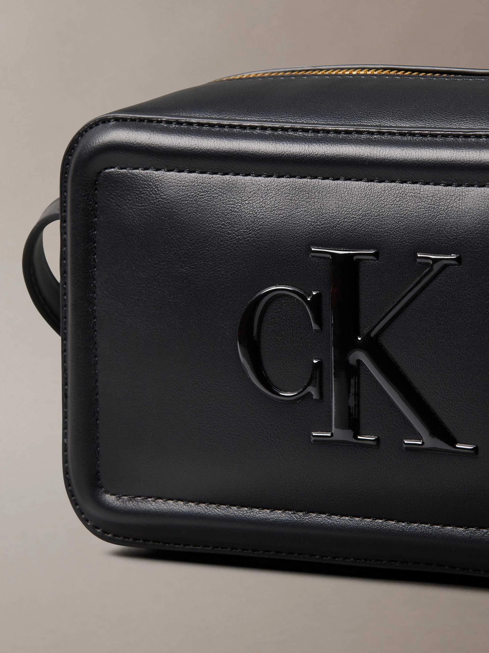 CALVIN KLEIN - BOLD CK CAMERA BAG CALVIN KLEIN - BOLD CK CAMERA BAG