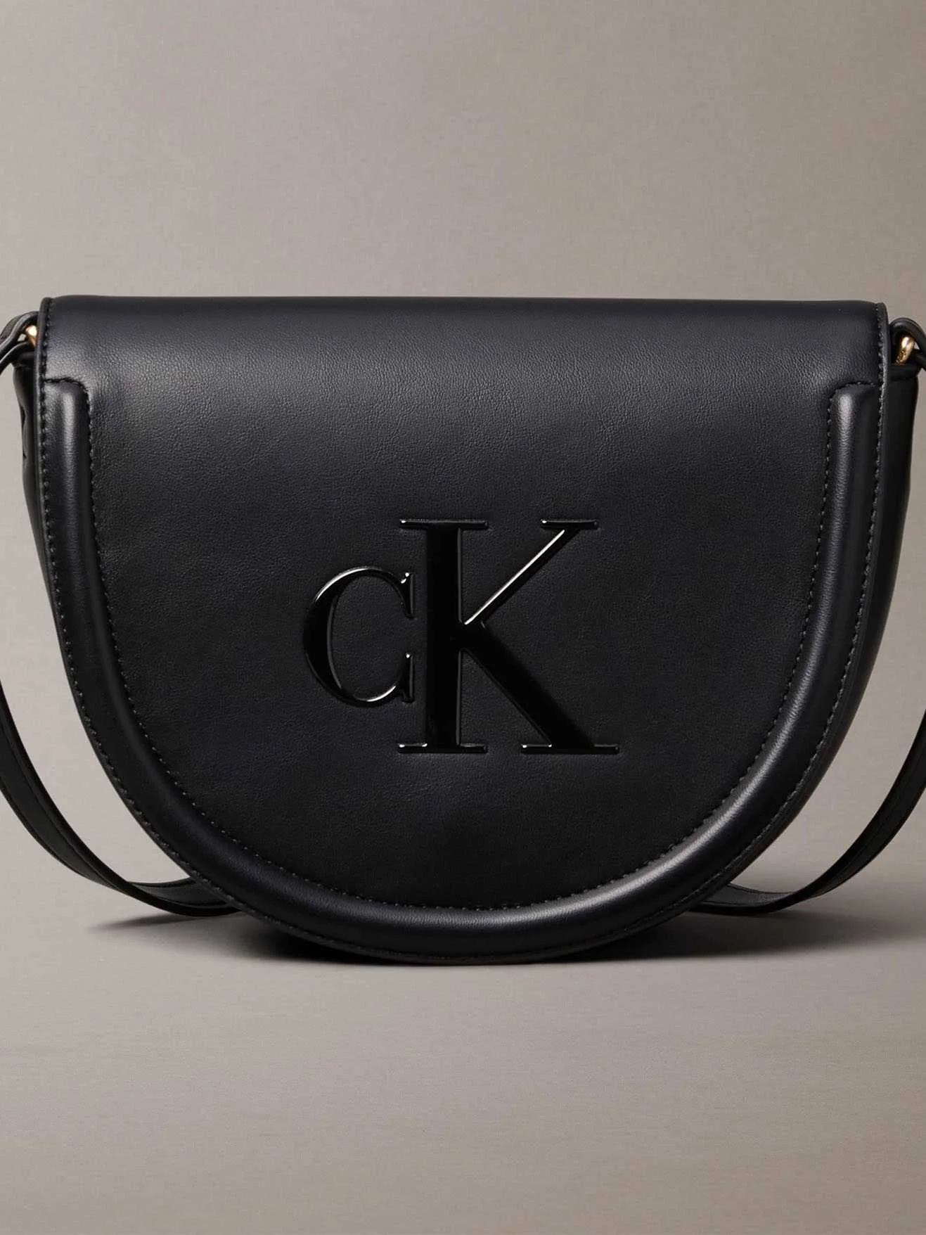 CALVIN KLEIN - BOLD CK SADDLE CROSSBODY CALVIN KLEIN - BOLD CK SADDLE CROSSBODY