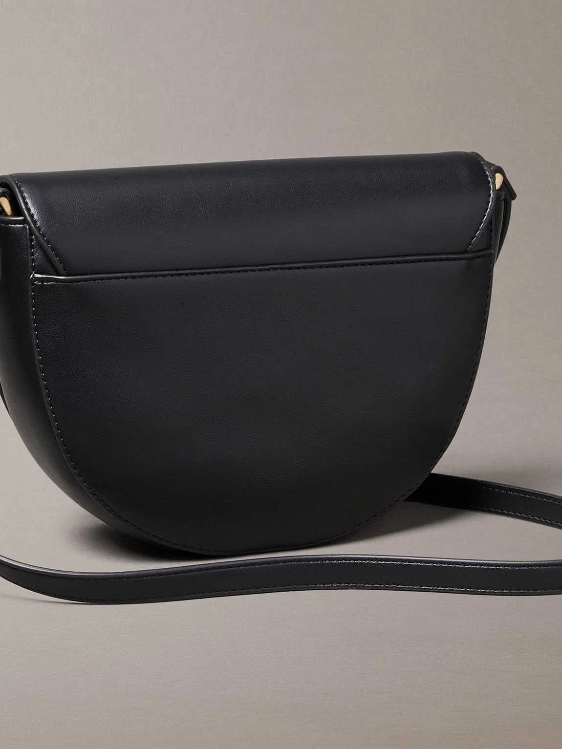 CALVIN KLEIN - BOLD CK SADDLE CROSSBODY CALVIN KLEIN - BOLD CK SADDLE CROSSBODY