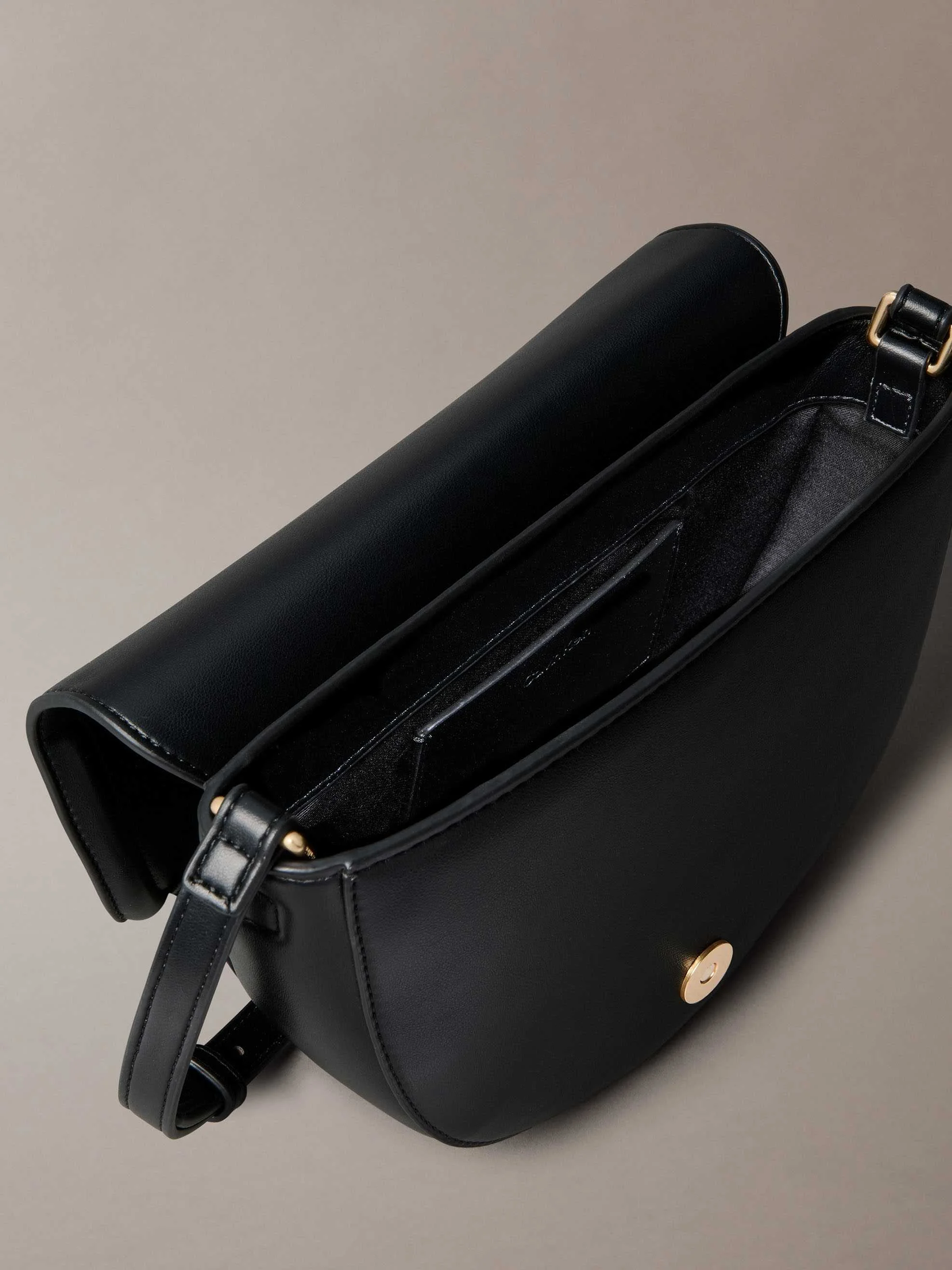 CALVIN KLEIN - BOLD CK SADDLE CROSSBODY CALVIN KLEIN - BOLD CK SADDLE CROSSBODY