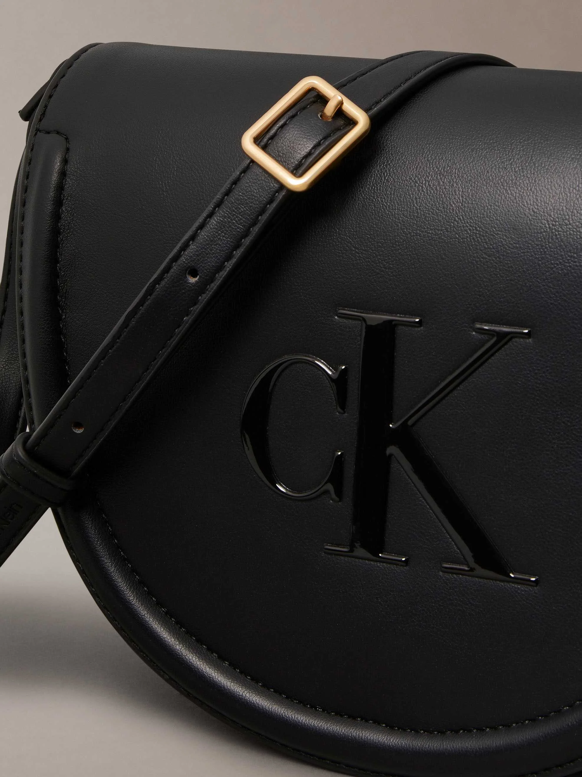 CALVIN KLEIN - BOLD CK SADDLE CROSSBODY CALVIN KLEIN - BOLD CK SADDLE CROSSBODY