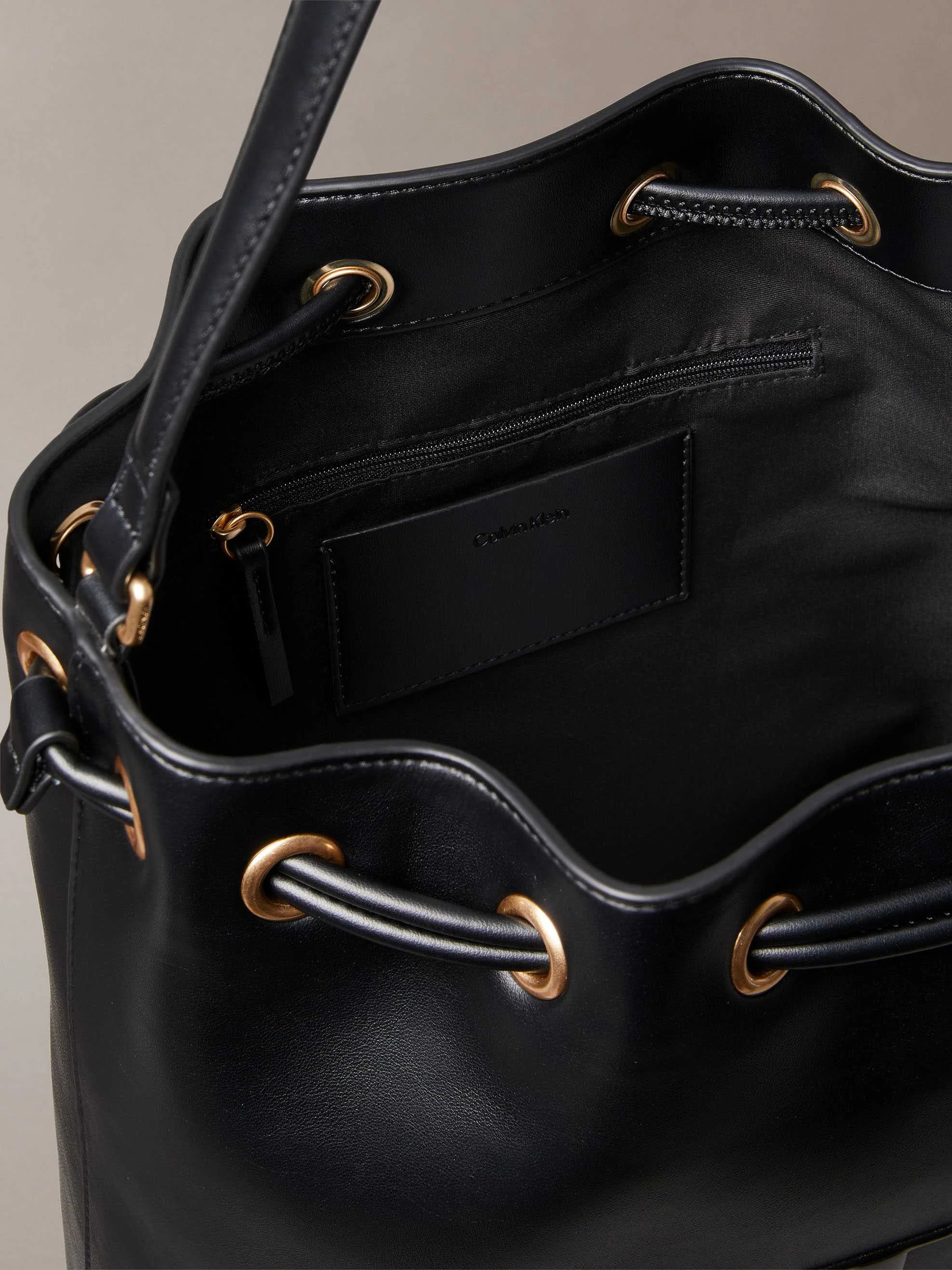 CALVIN KLEIN - SANDI BUCKET BAG CALVIN KLEIN - SANDI BUCKET BAG
