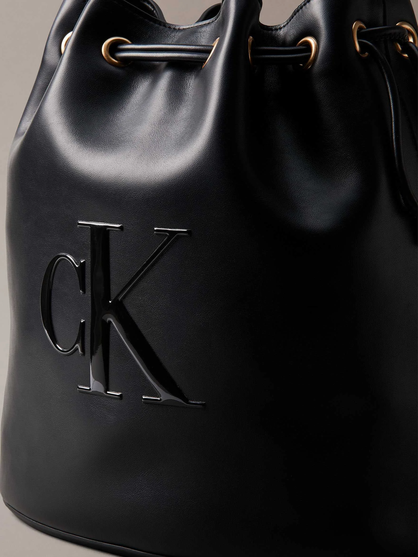 CALVIN KLEIN - SANDI BUCKET BAG CALVIN KLEIN - SANDI BUCKET BAG