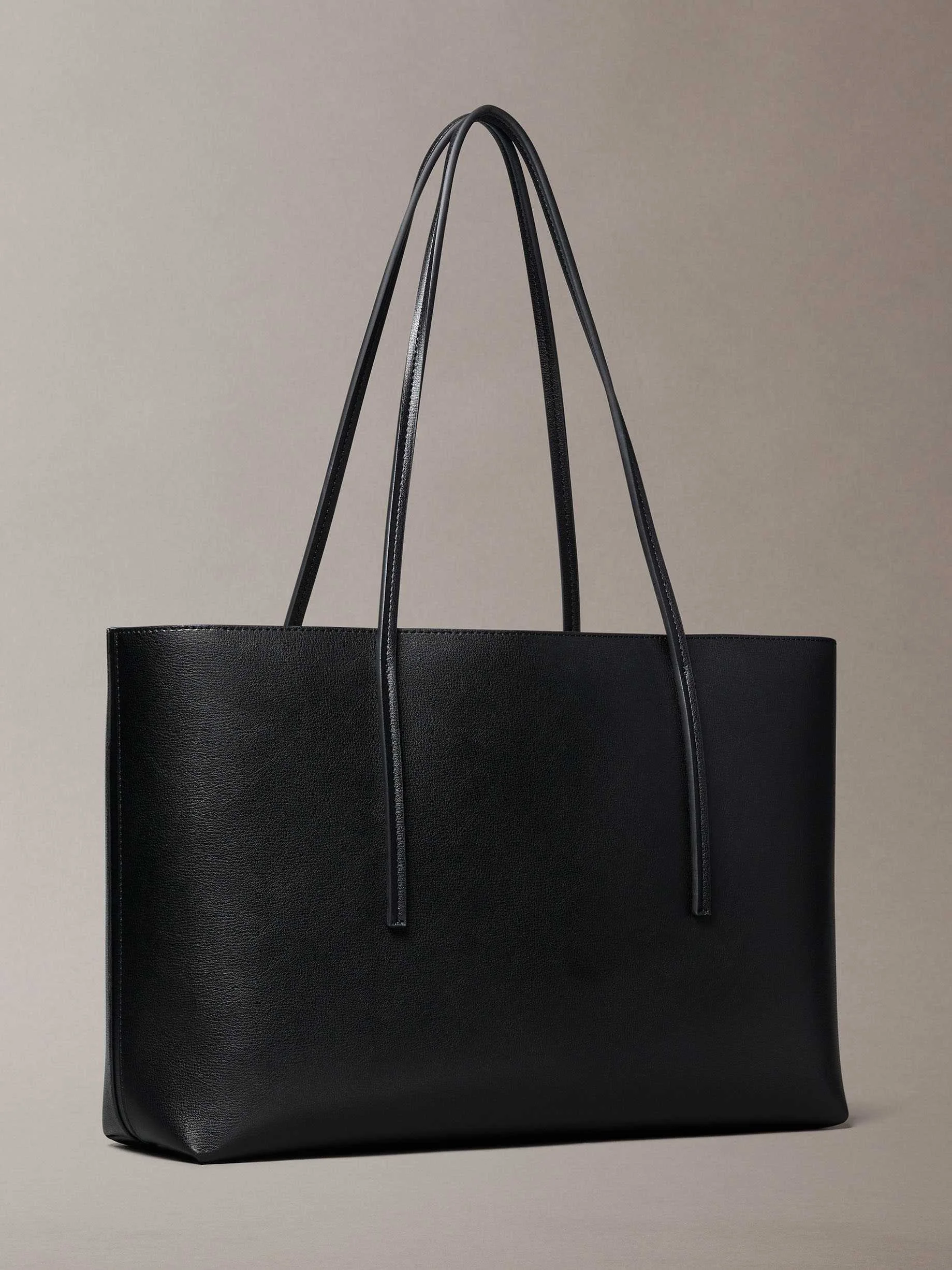 CALVIN KLEIN - FOIL LOGO TOTE W/POUCH CALVIN KLEIN - FOIL LOGO TOTE W/POUCH
