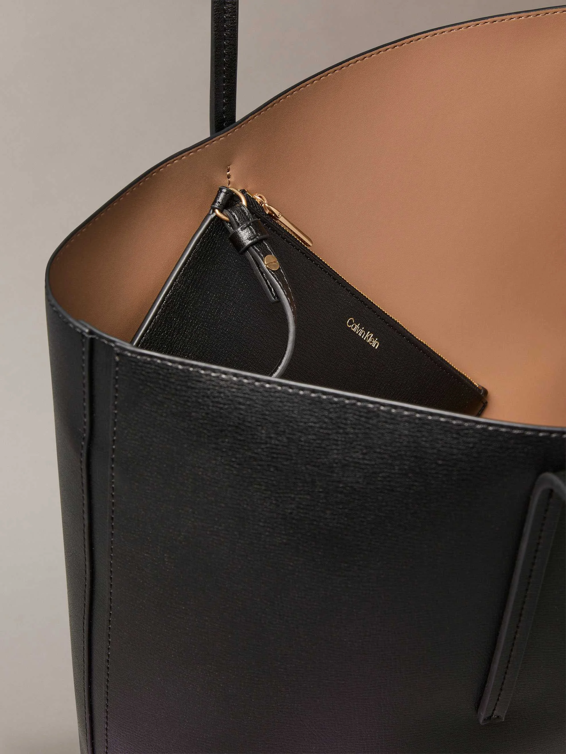 CALVIN KLEIN - FOIL LOGO TOTE W/POUCH CALVIN KLEIN - FOIL LOGO TOTE W/POUCH