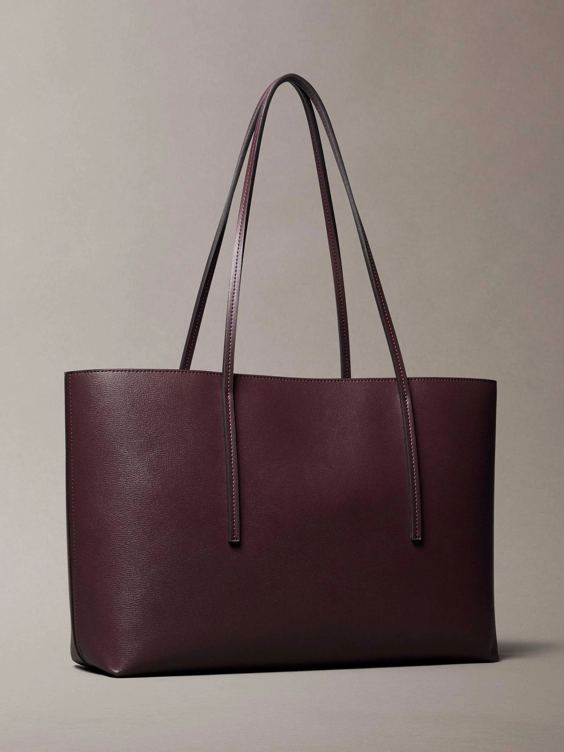 CALVIN KLEIN - FOIL LOGO TOTE W/POUCH CALVIN KLEIN - FOIL LOGO TOTE W/POUCH