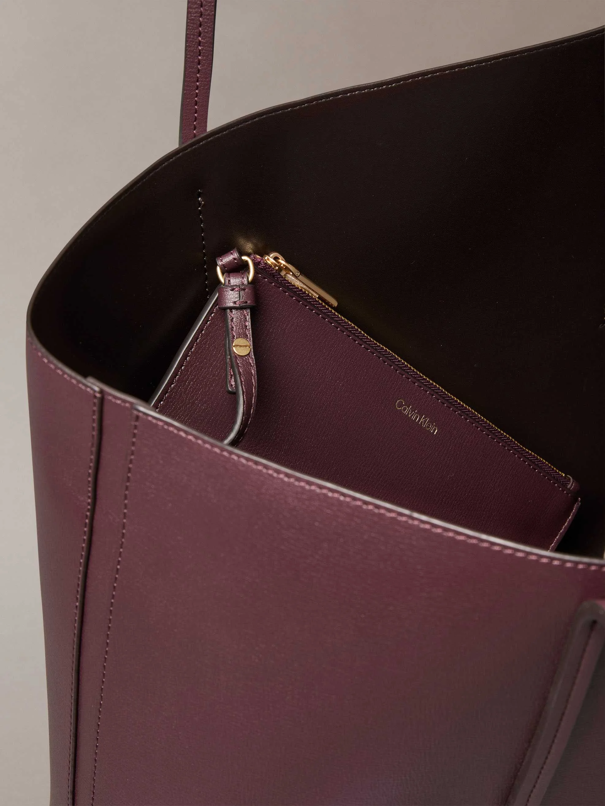 CALVIN KLEIN - FOIL LOGO TOTE W/POUCH CALVIN KLEIN - FOIL LOGO TOTE W/POUCH