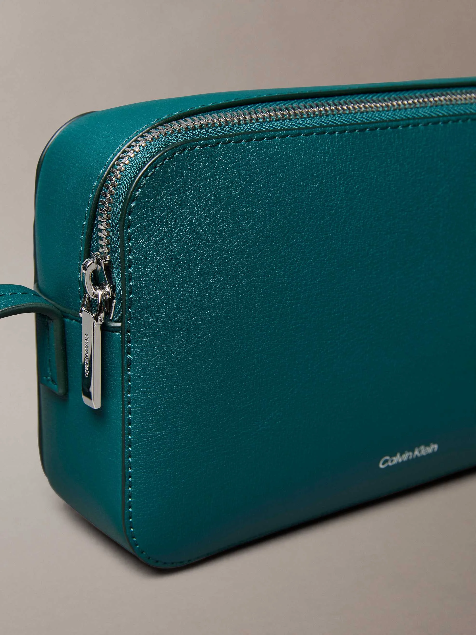 CALVIN KLEIN - FOIL LOGO ELONGATED... CALVIN KLEIN - FOIL LOGO ELONGATED...