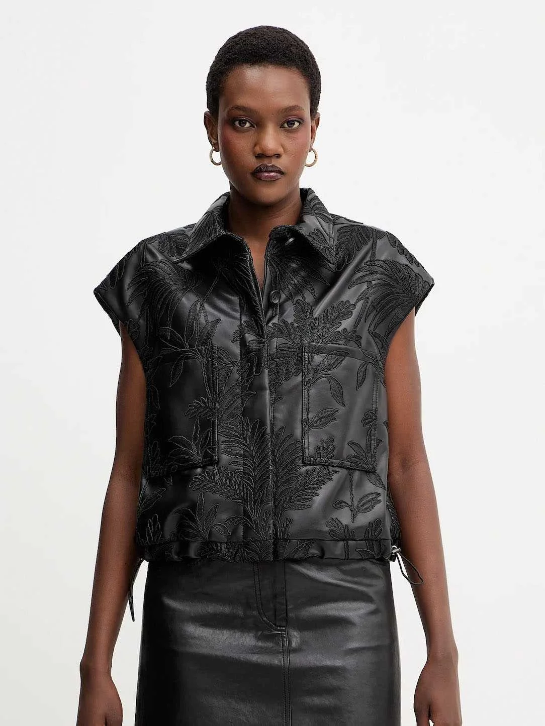 GUESS - CHANTAL PU EMBRO VEST GUESS - CHANTAL PU EMBRO VEST