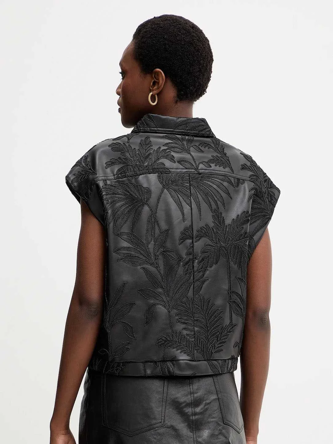 GUESS - CHANTAL PU EMBRO VEST GUESS - CHANTAL PU EMBRO VEST