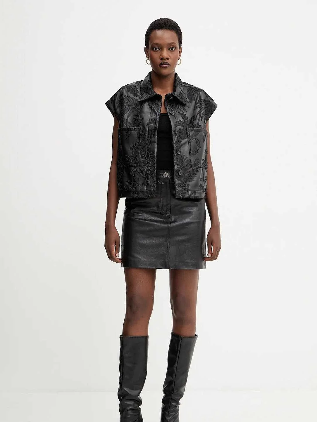 GUESS - CHANTAL PU EMBRO VEST GUESS - CHANTAL PU EMBRO VEST