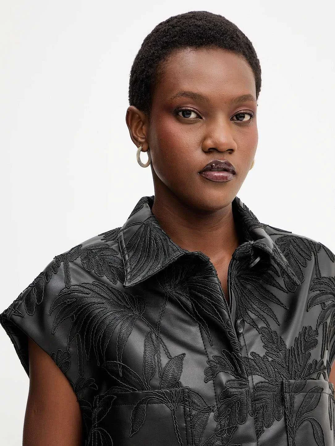 GUESS - CHANTAL PU EMBRO VEST GUESS - CHANTAL PU EMBRO VEST