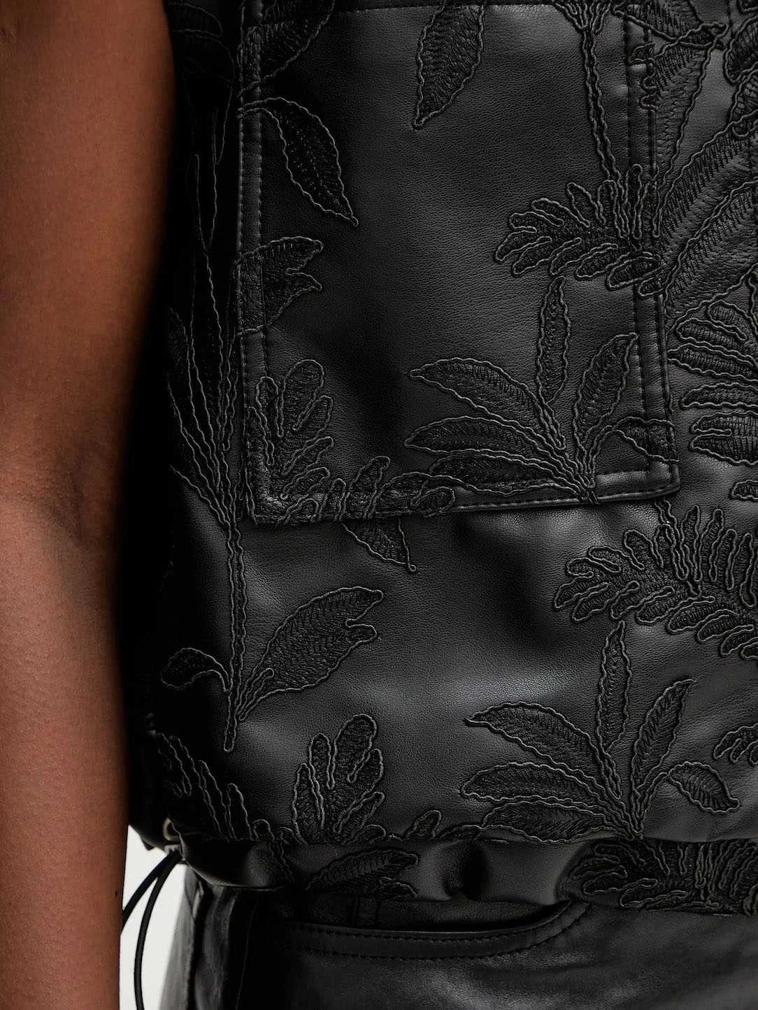 GUESS - CHANTAL PU EMBRO VEST GUESS - CHANTAL PU EMBRO VEST