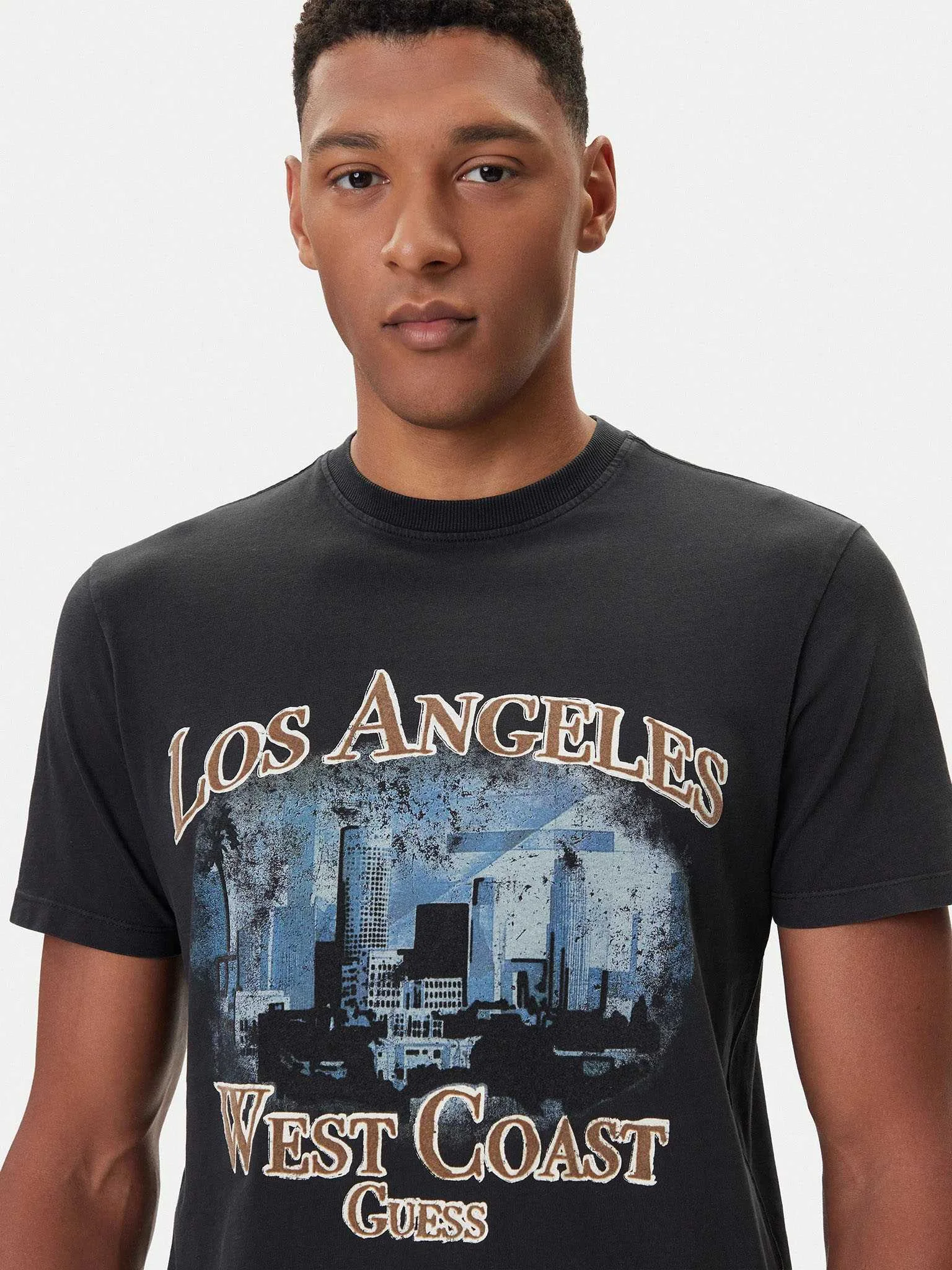 GUESS - CN SS GRAPHIC FLOCK TEE GUESS - CN SS GRAPHIC FLOCK TEE