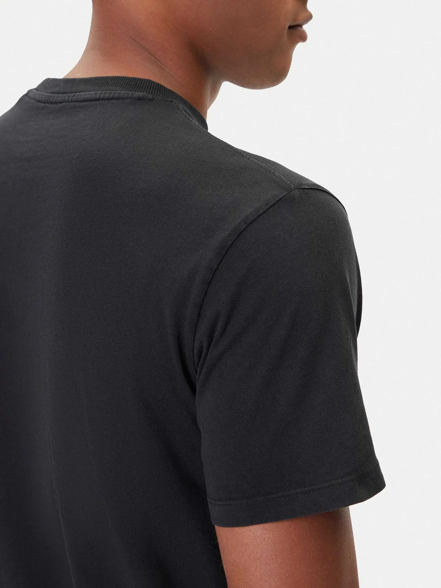 GUESS - CN SS GRAPHIC FLOCK TEE GUESS - CN SS GRAPHIC FLOCK TEE