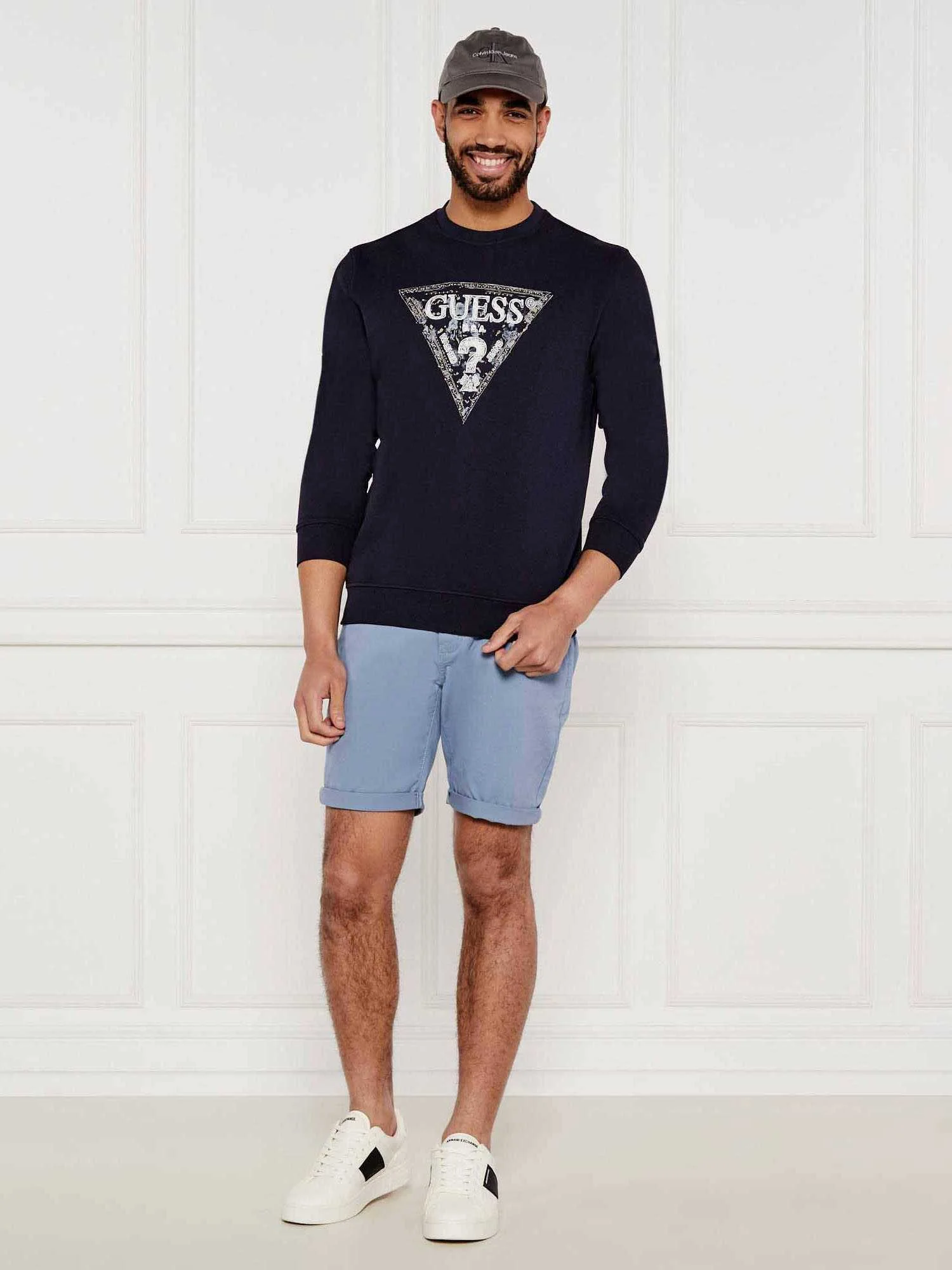 GUESS - GUESS TRIANGLE CN SWEATSHIRT GUESS - GUESS TRIANGLE CN SWEATSHIRT