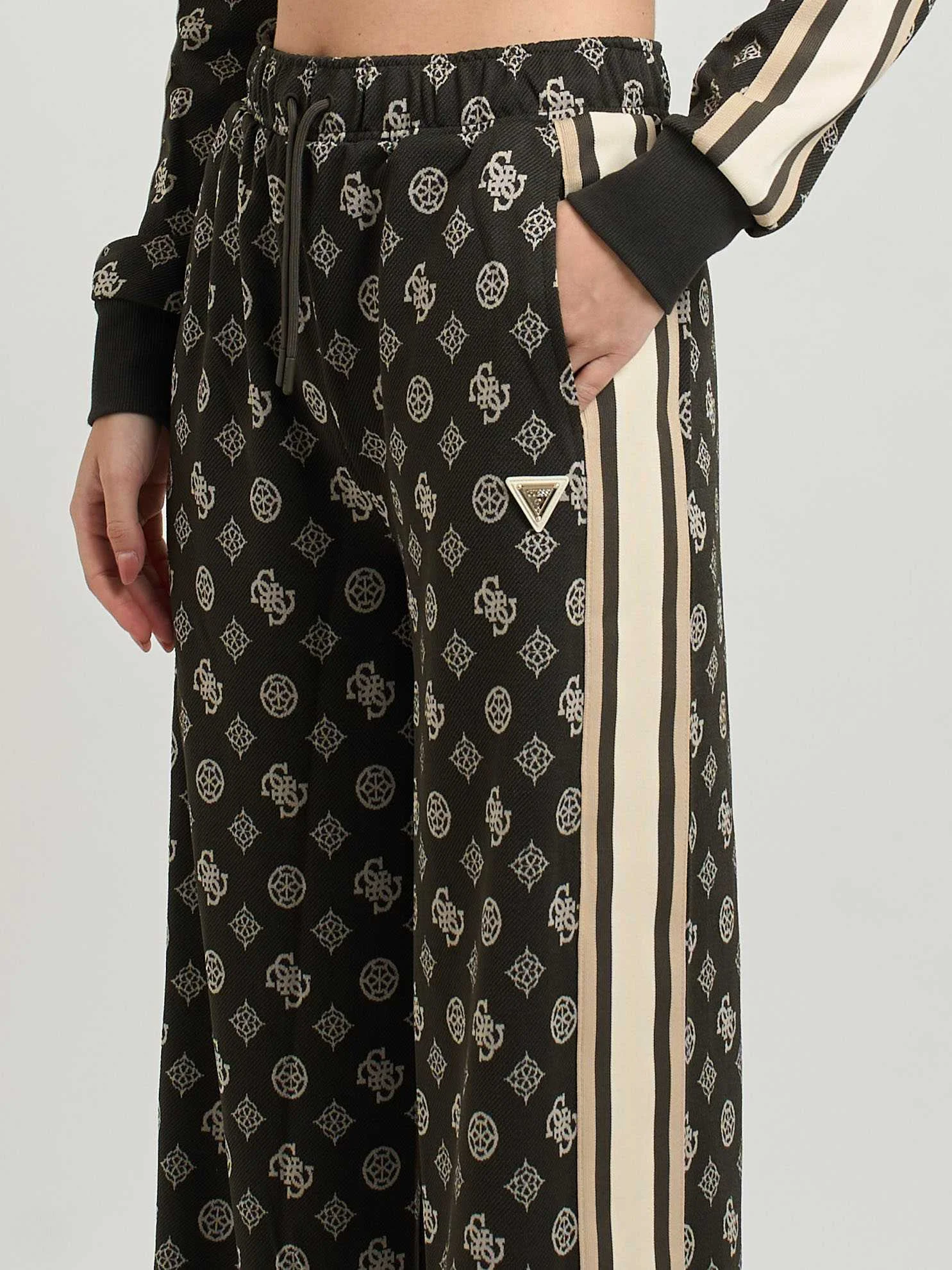 GUESS - PEONY TAPED STRAIGHT LONG PANT GUESS - PEONY TAPED STRAIGHT LONG PANT
