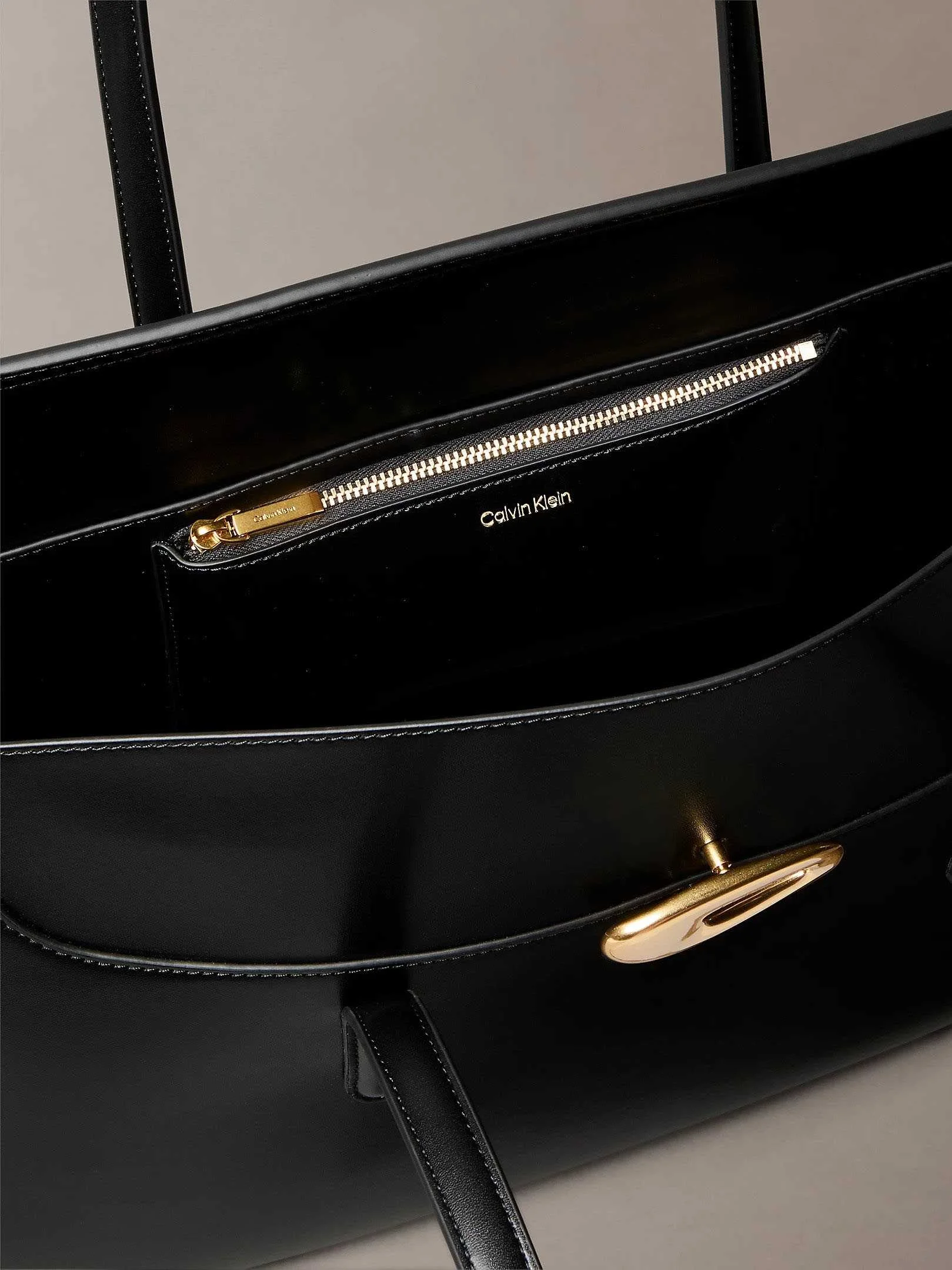 CALVIN KLEIN - HARDWARE FLAP TOTE BAG CALVIN KLEIN - HARDWARE FLAP TOTE BAG